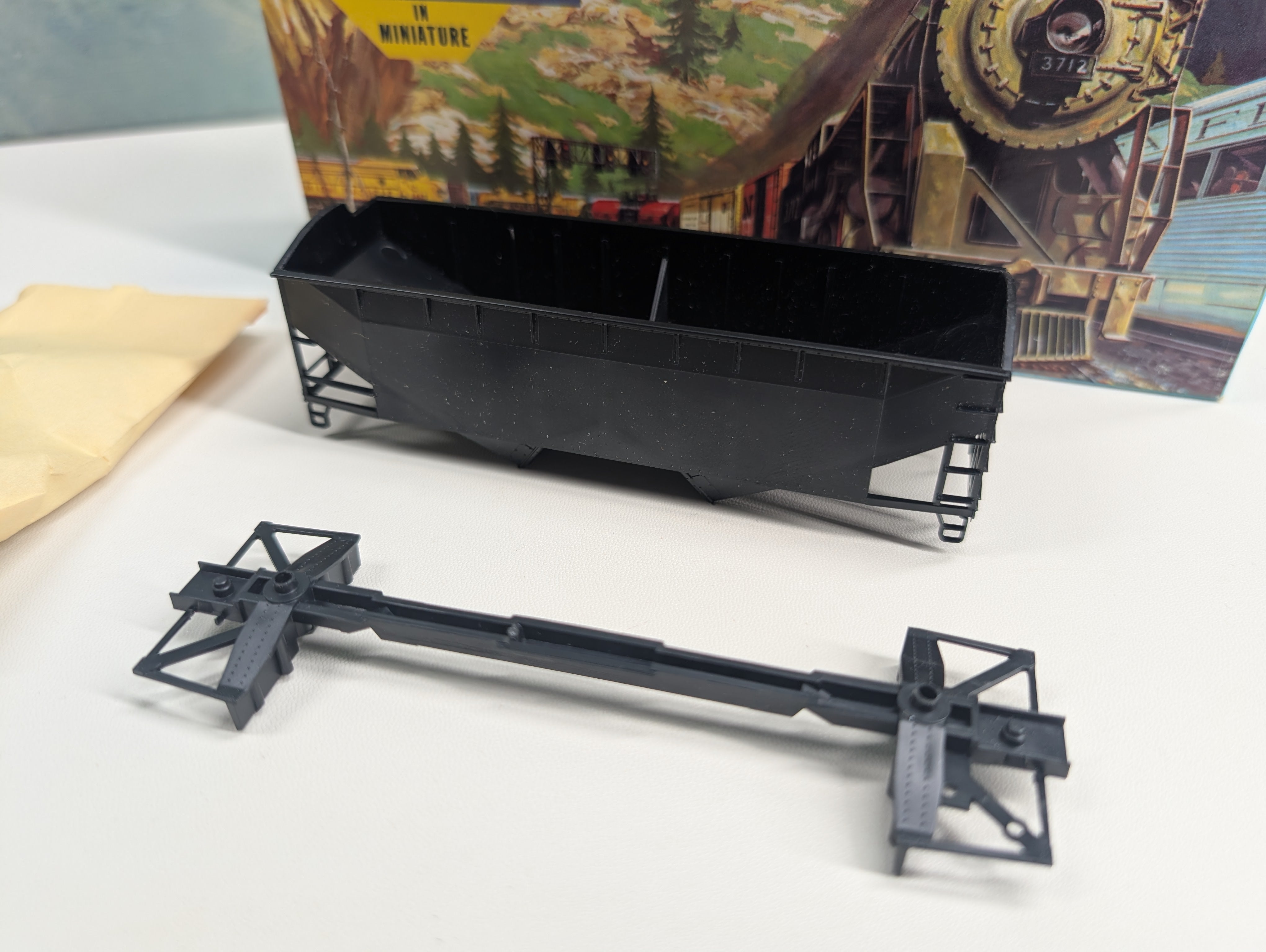 USED Athearn 5400 HO Scale Undecorated 34' Offset Side Hopper, Black KIT
