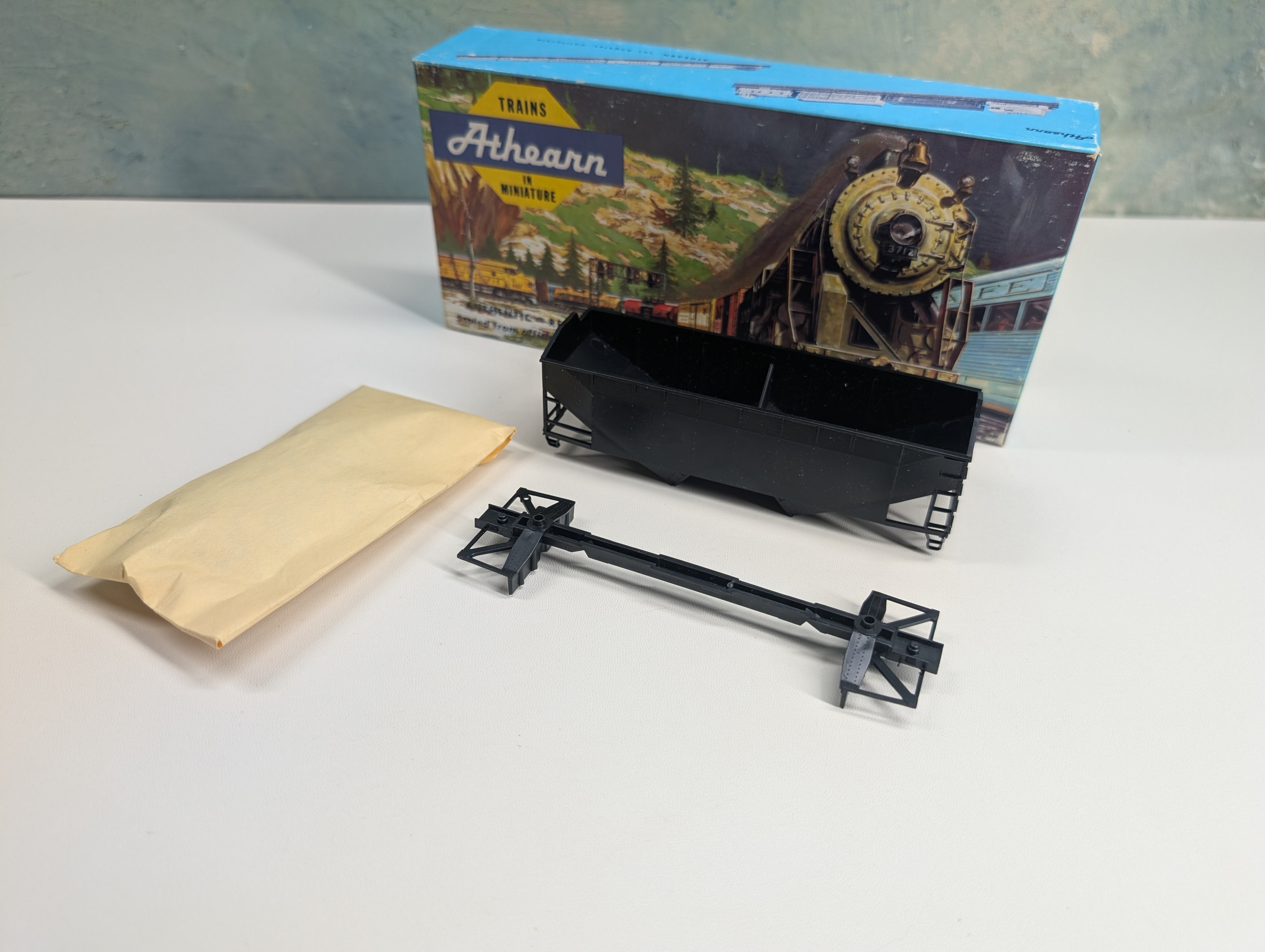 USED Athearn 5400 HO Scale Undecorated 34' Offset Side Hopper, Black KIT