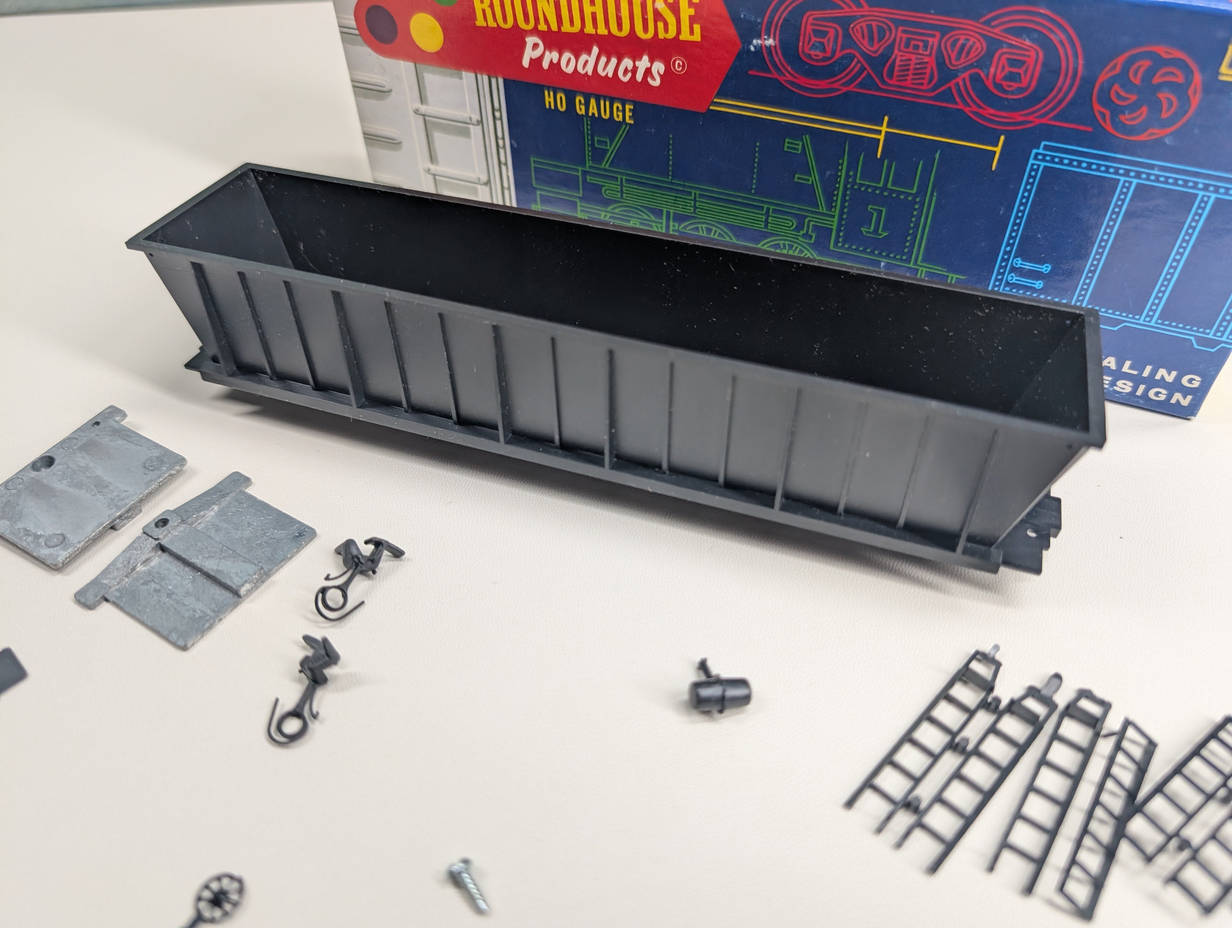 USED Roundhouse 1660 HO Scale Undecorated 50' Bath Tub Gondola, Black