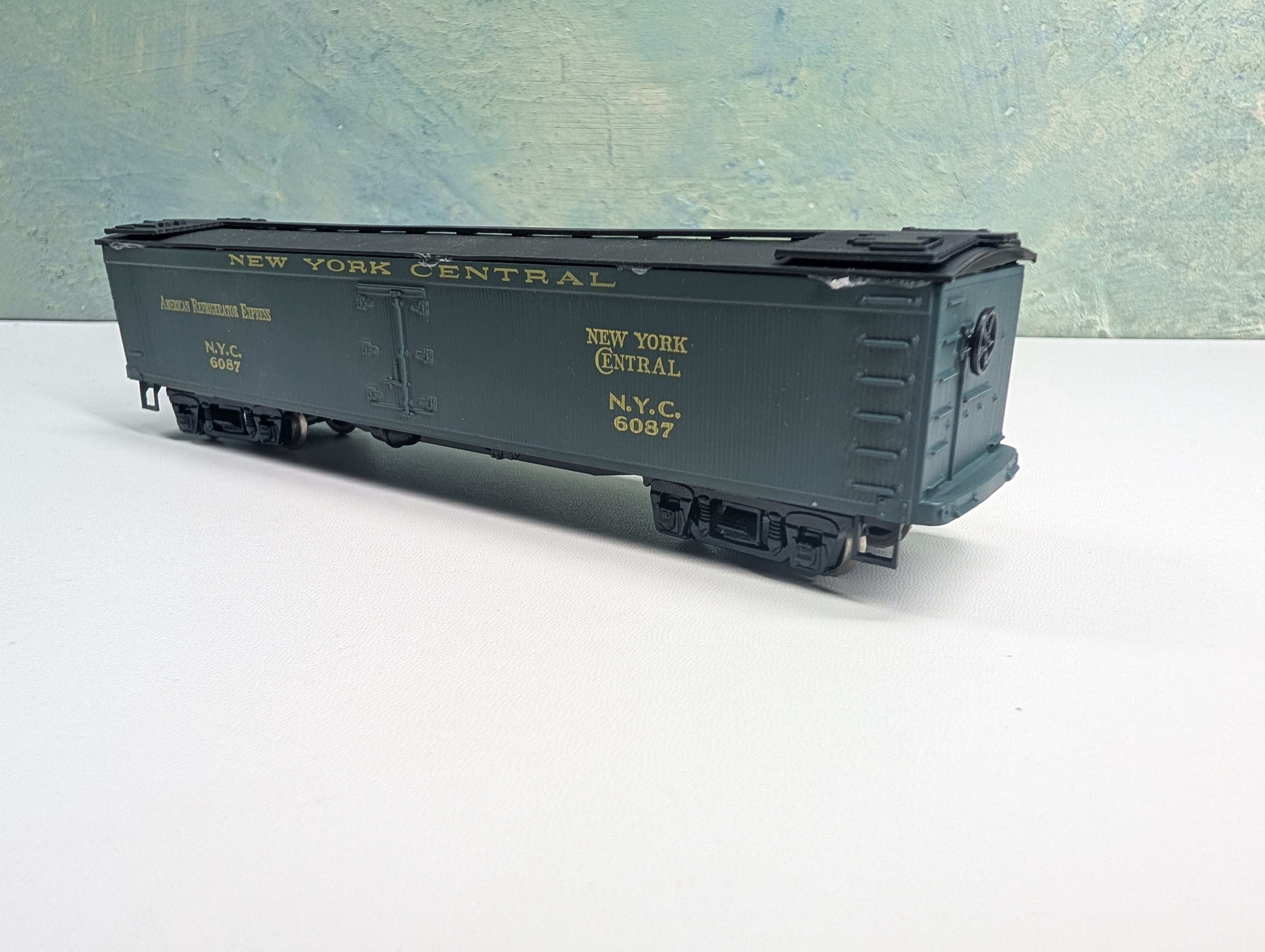 USED Roundhouse HO Scale 50' Express Reefer Box Car New York Central NYC #6087 Metal Wheels