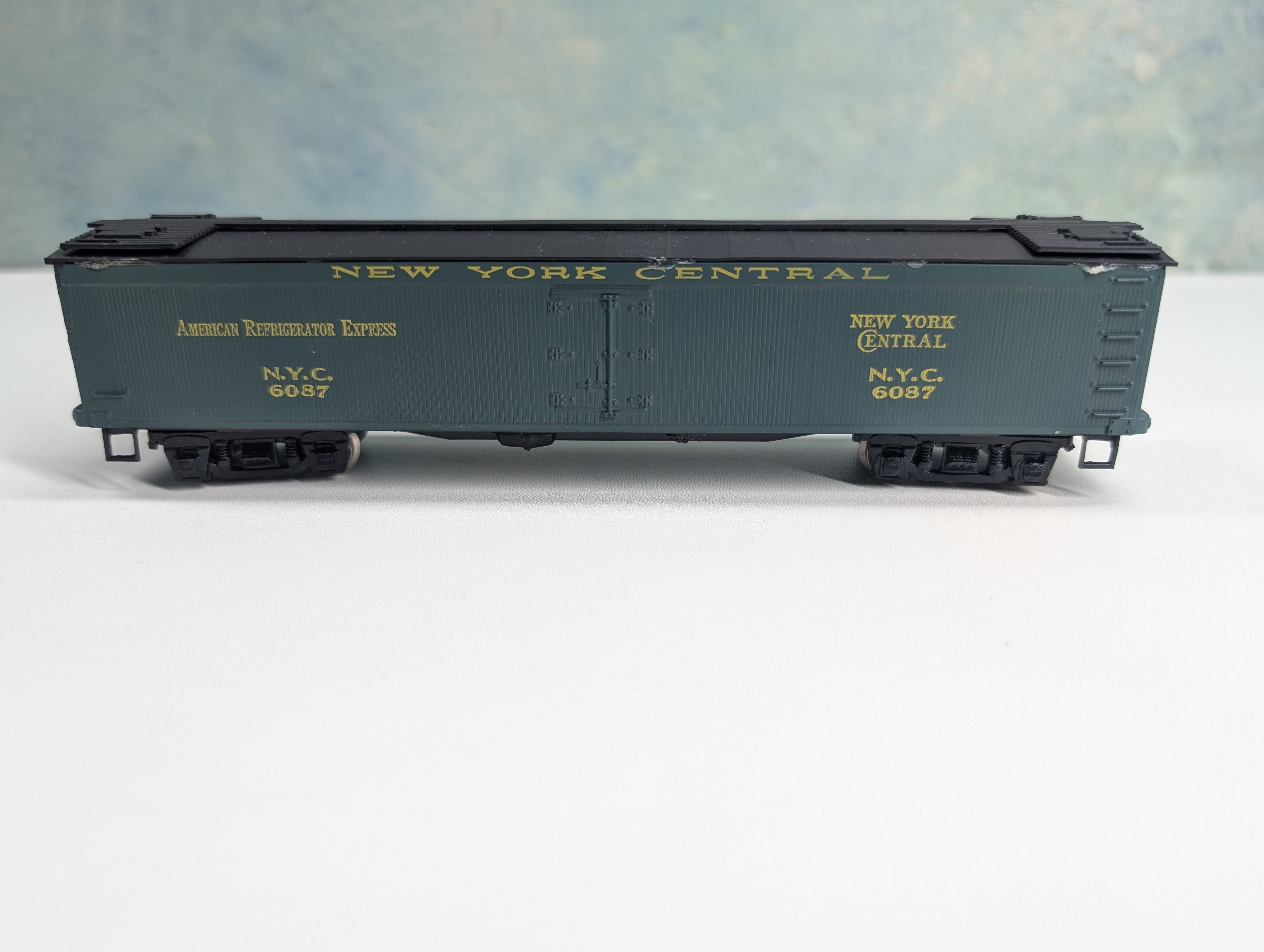 USED Roundhouse HO Scale 50' Express Reefer Box Car New York Central NYC #6087 Metal Wheels