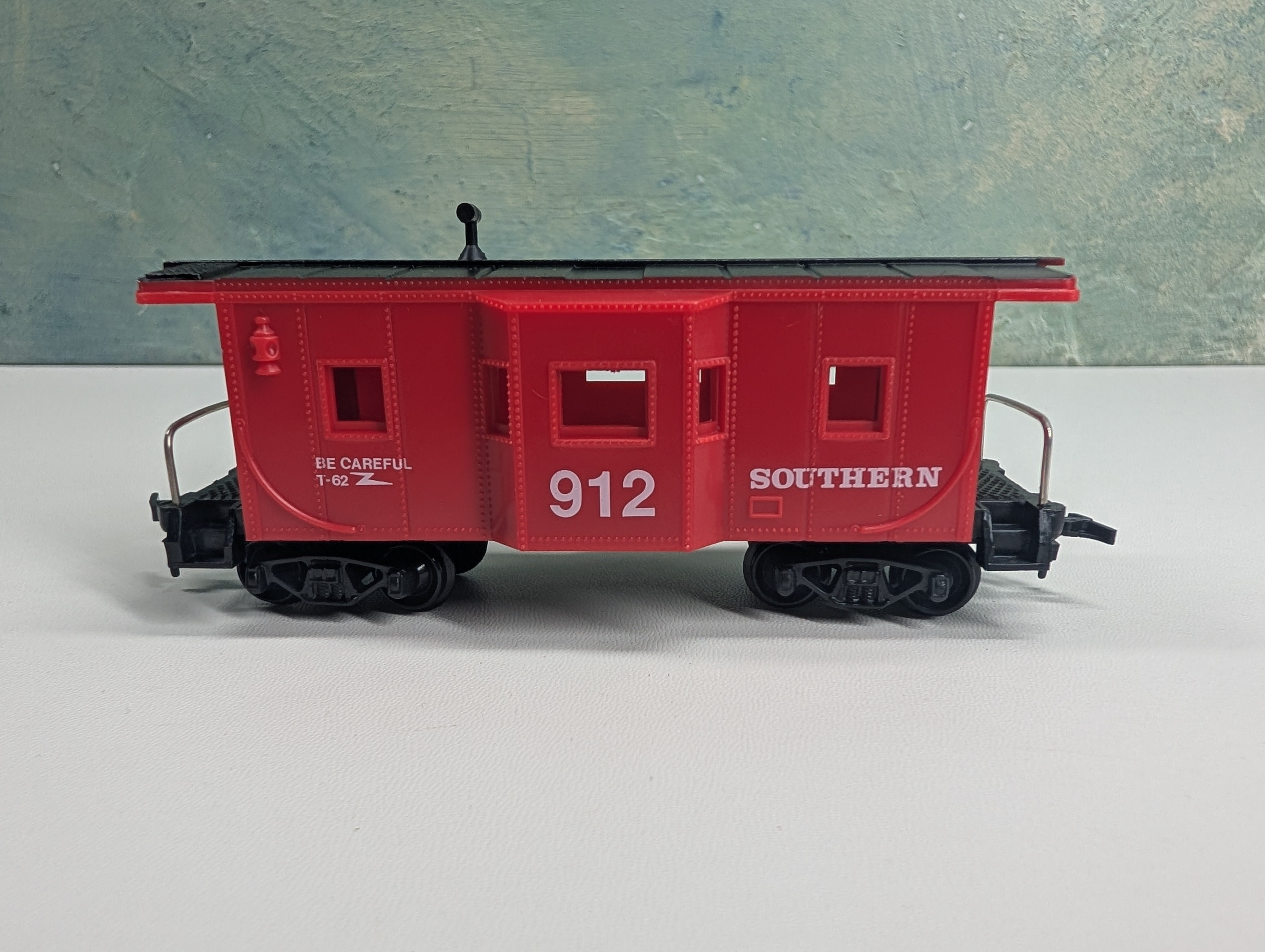 USED Model Power HO Scale 36' Bay Window Safety Caboose Southern #912