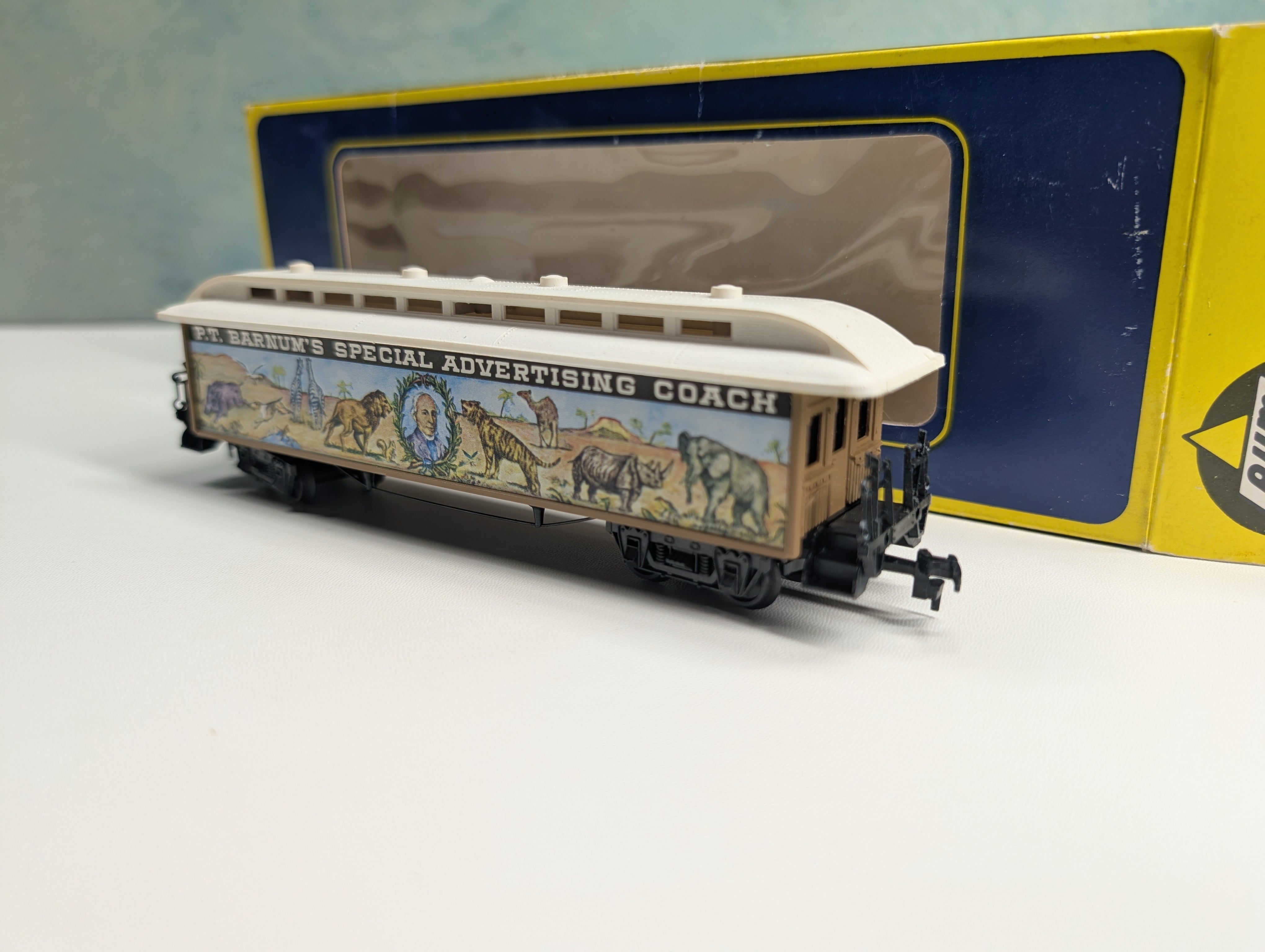 USED AHM HO Scale Special Advertising Coach Barnum's