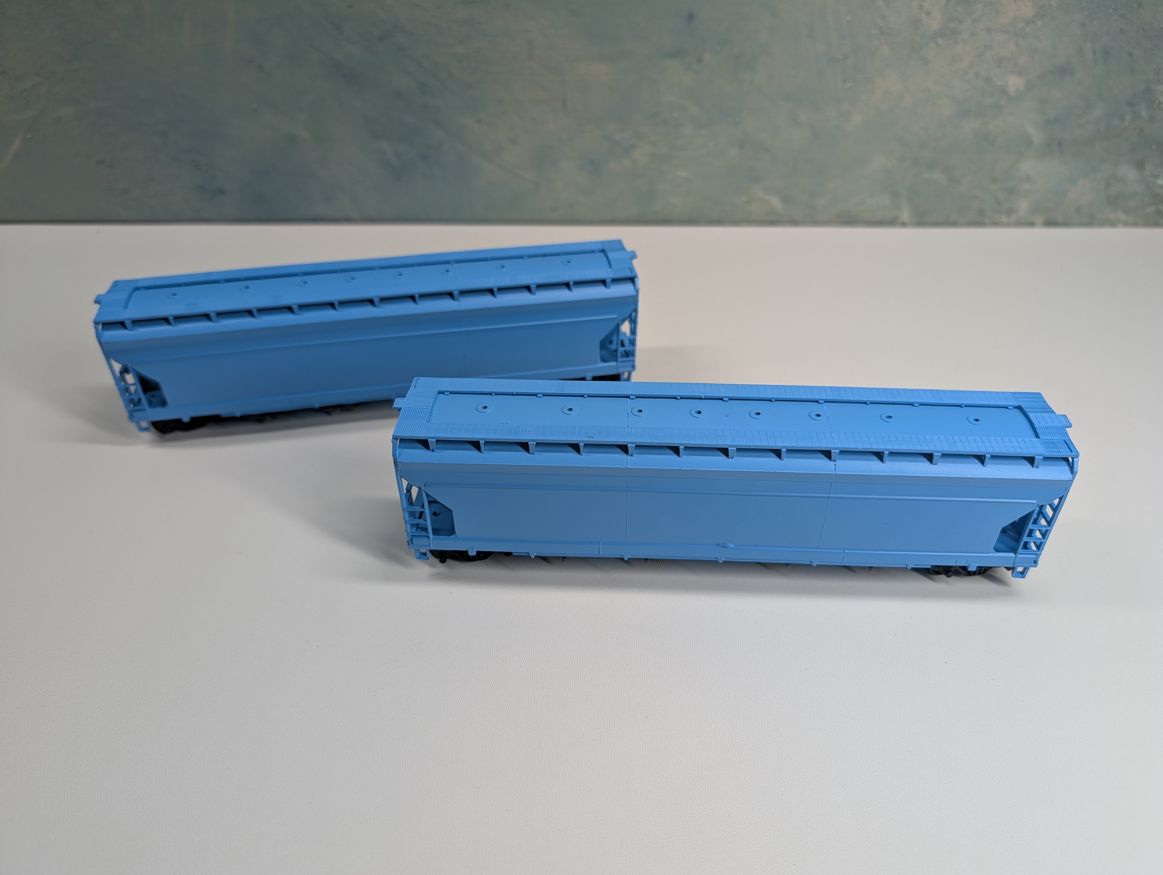 USED Athearn HO Scale Lot of Undecorated Blue ACF 4 Bay Covered Hoppers Blue (2 pcs)