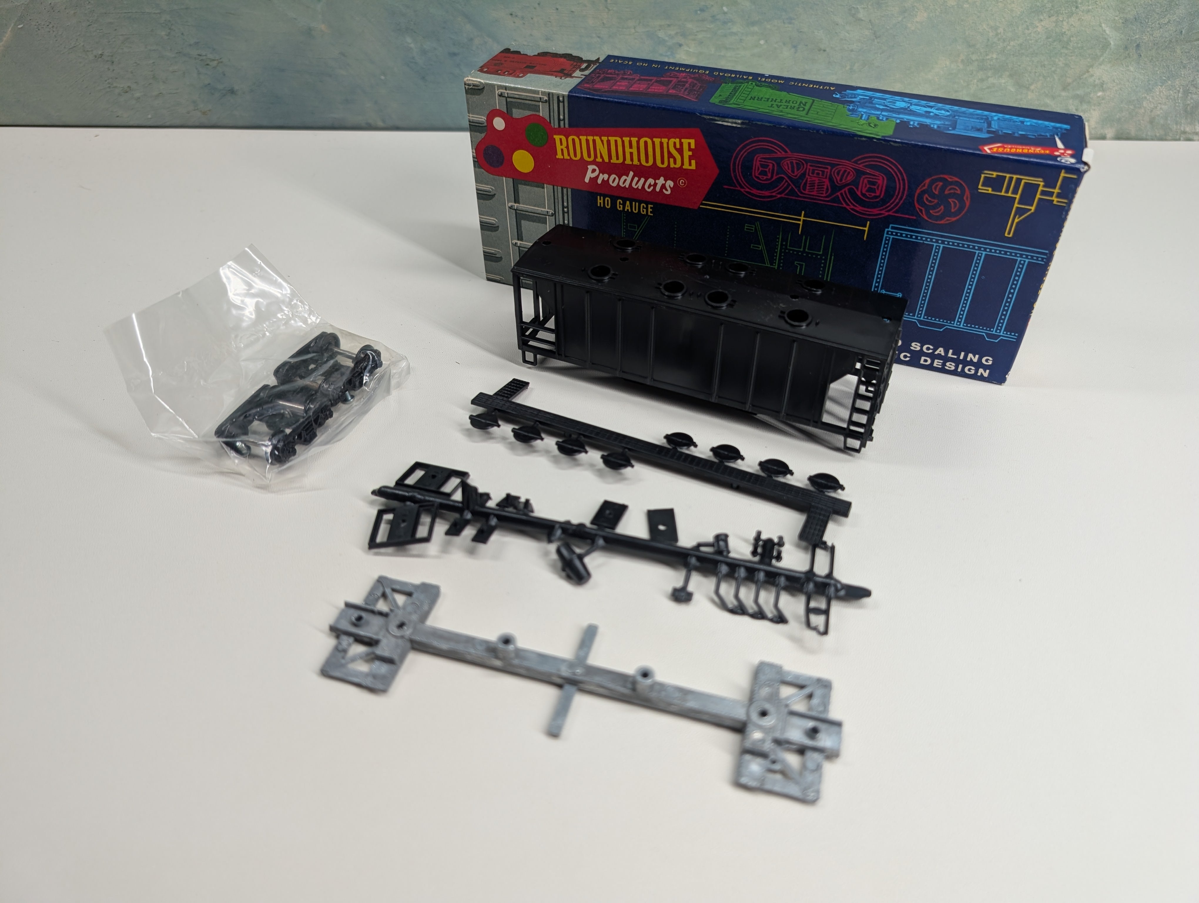 USED Roundhouse 1430 HO Scale Undecorated 2 Bay Covered Hopper Black KIT