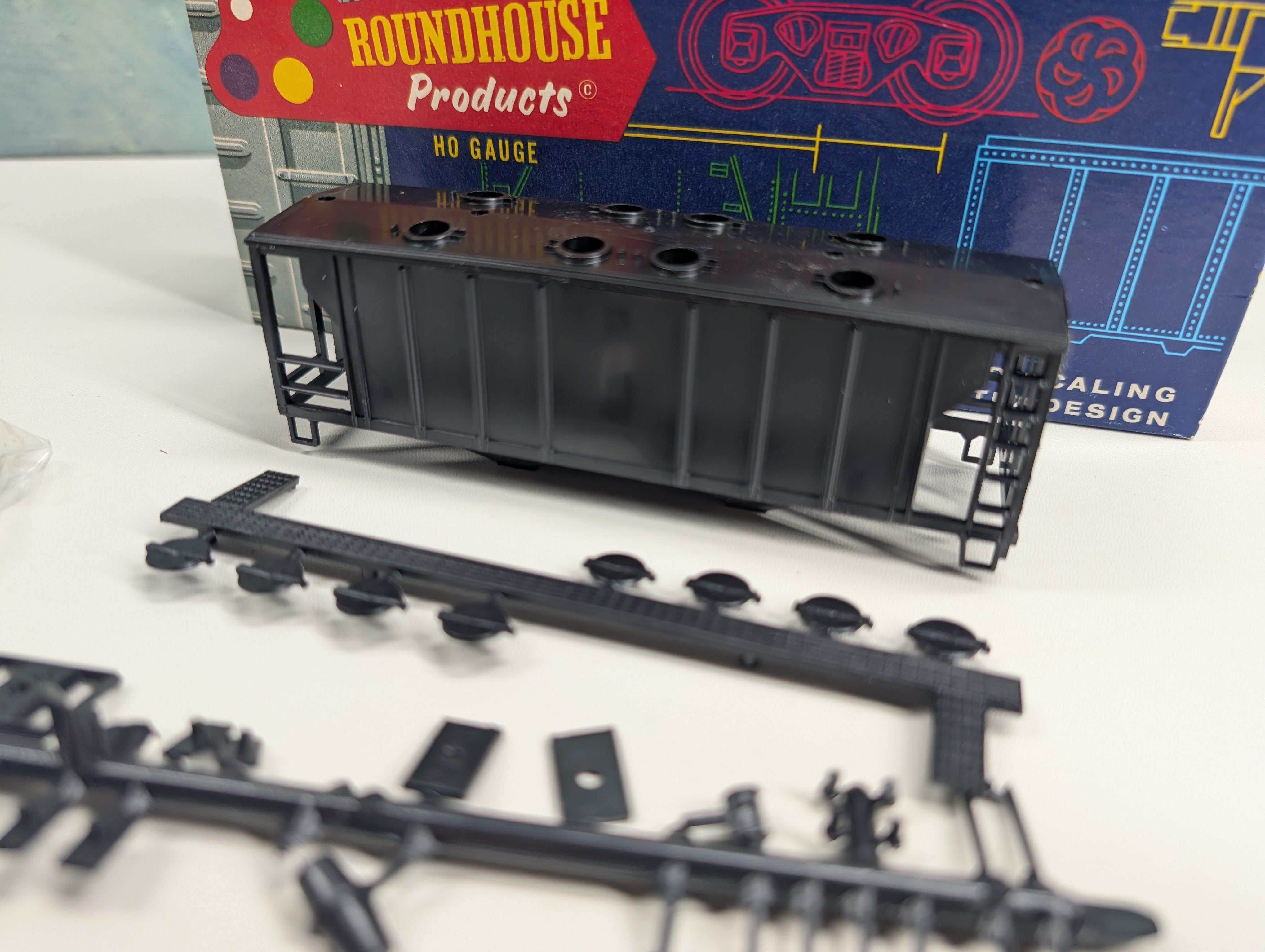 USED Roundhouse 1430 HO Scale Undecorated 2 Bay Covered Hopper Black KIT