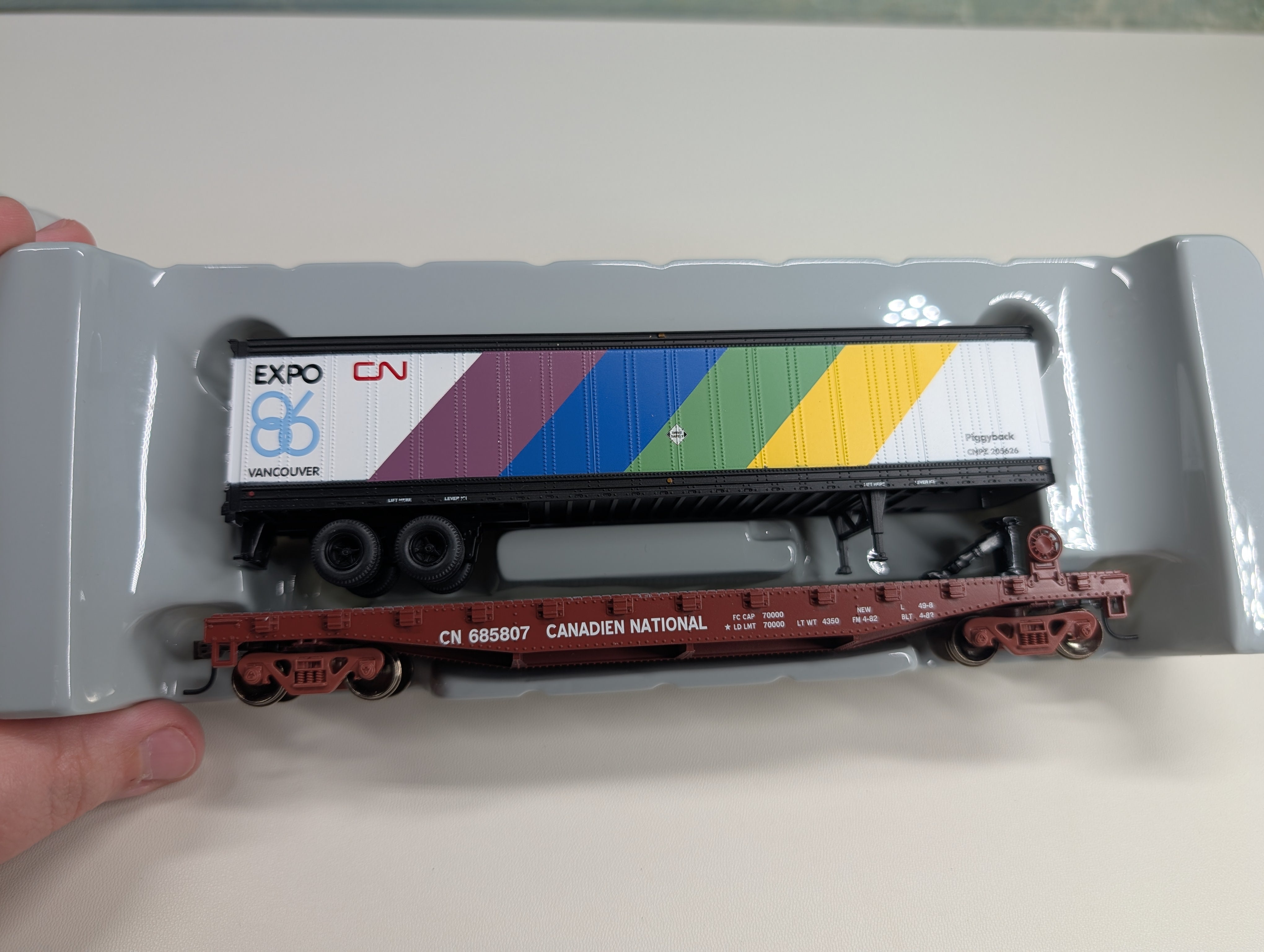 USED Athearn 92097 HO Scale 50' Flat Car w/ 45' Trailer Canadian National CN #685807