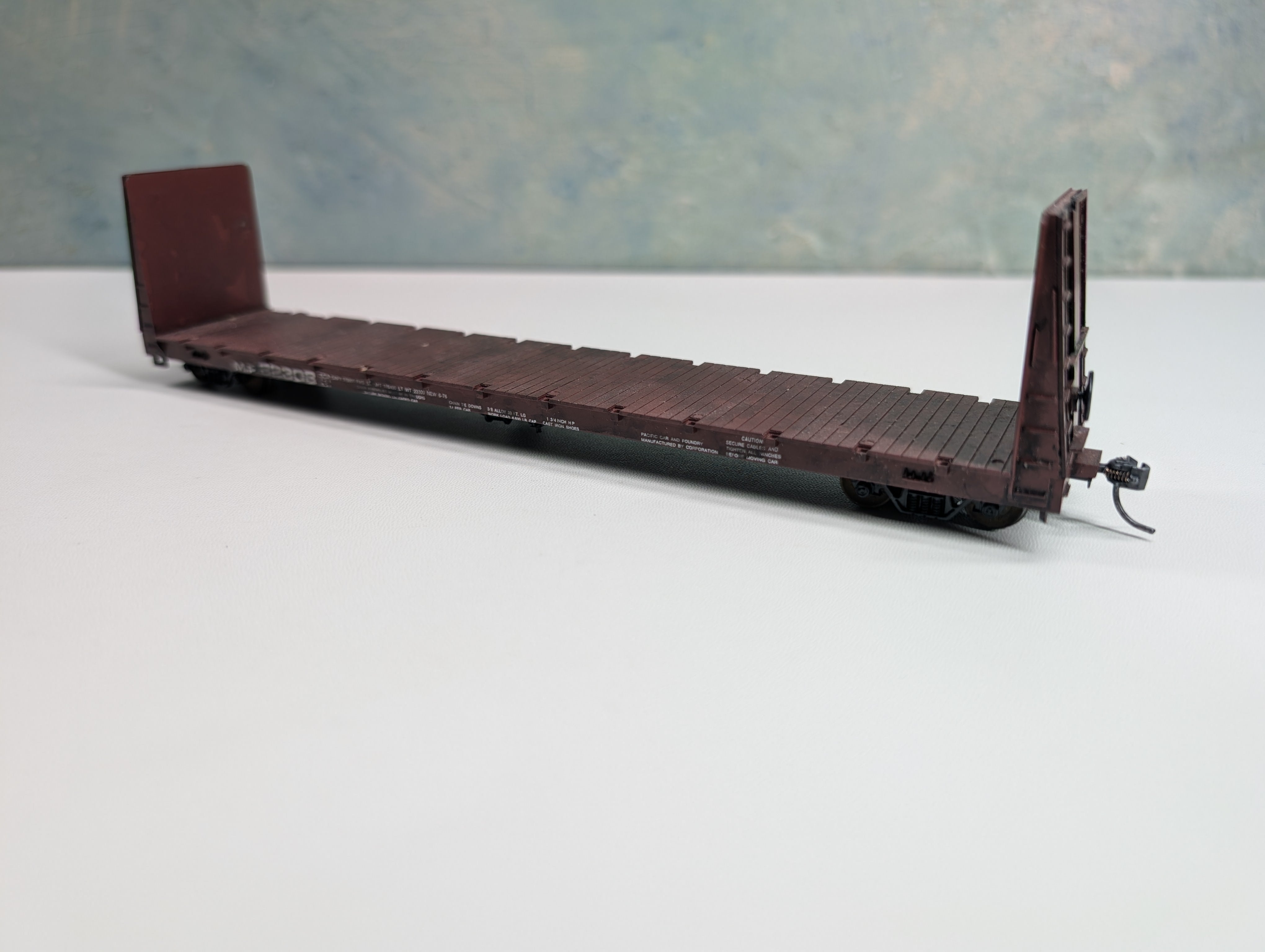 USED Roundhouse HO Scale 60' Bulkhead Flat Car Missouri Pacific MP #82308 Weathered, Metal Wheels