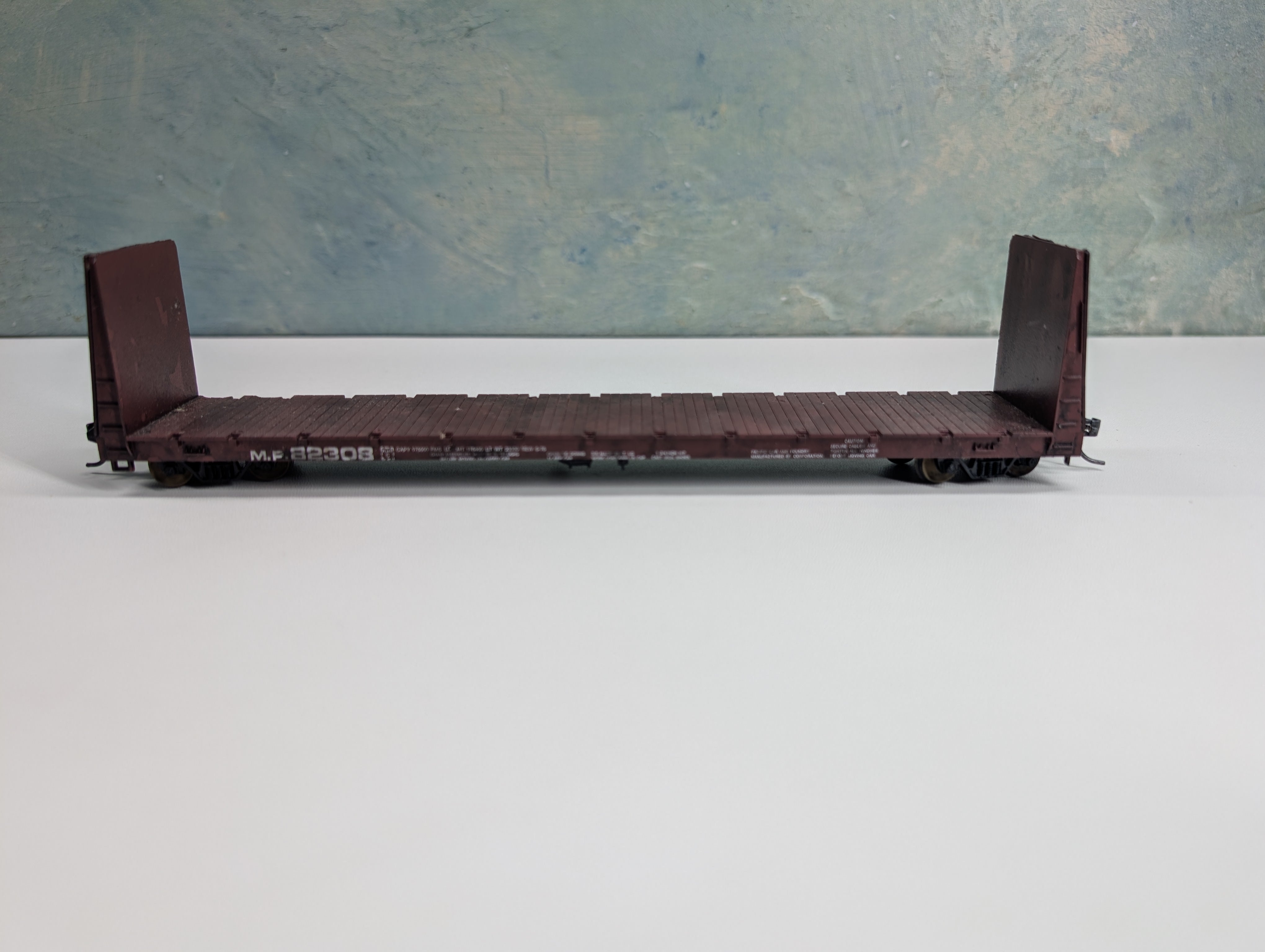 USED Roundhouse HO Scale 60' Bulkhead Flat Car Missouri Pacific MP #82308 Weathered, Metal Wheels
