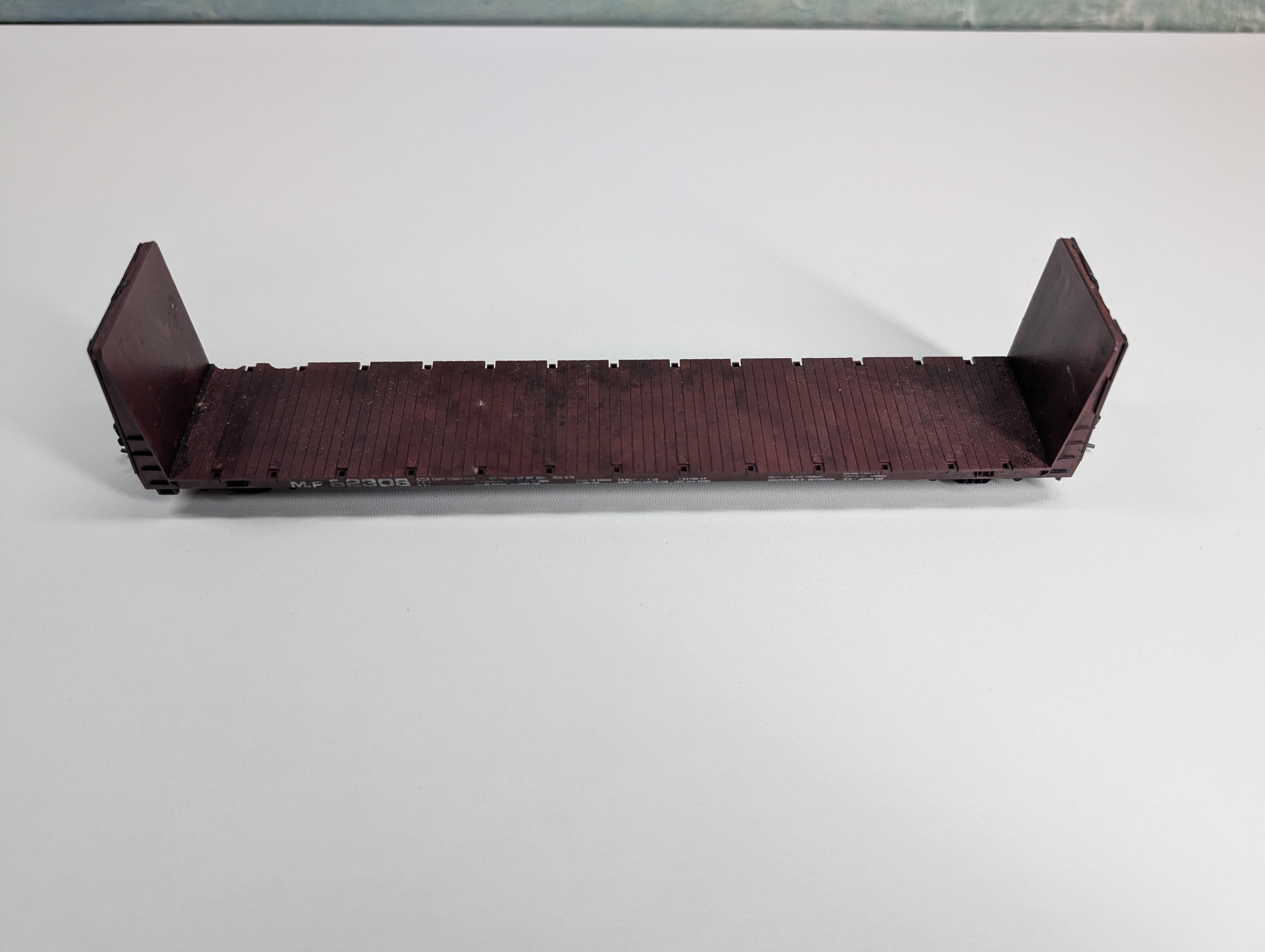 USED Roundhouse HO Scale 60' Bulkhead Flat Car Missouri Pacific MP #82308 Weathered, Metal Wheels