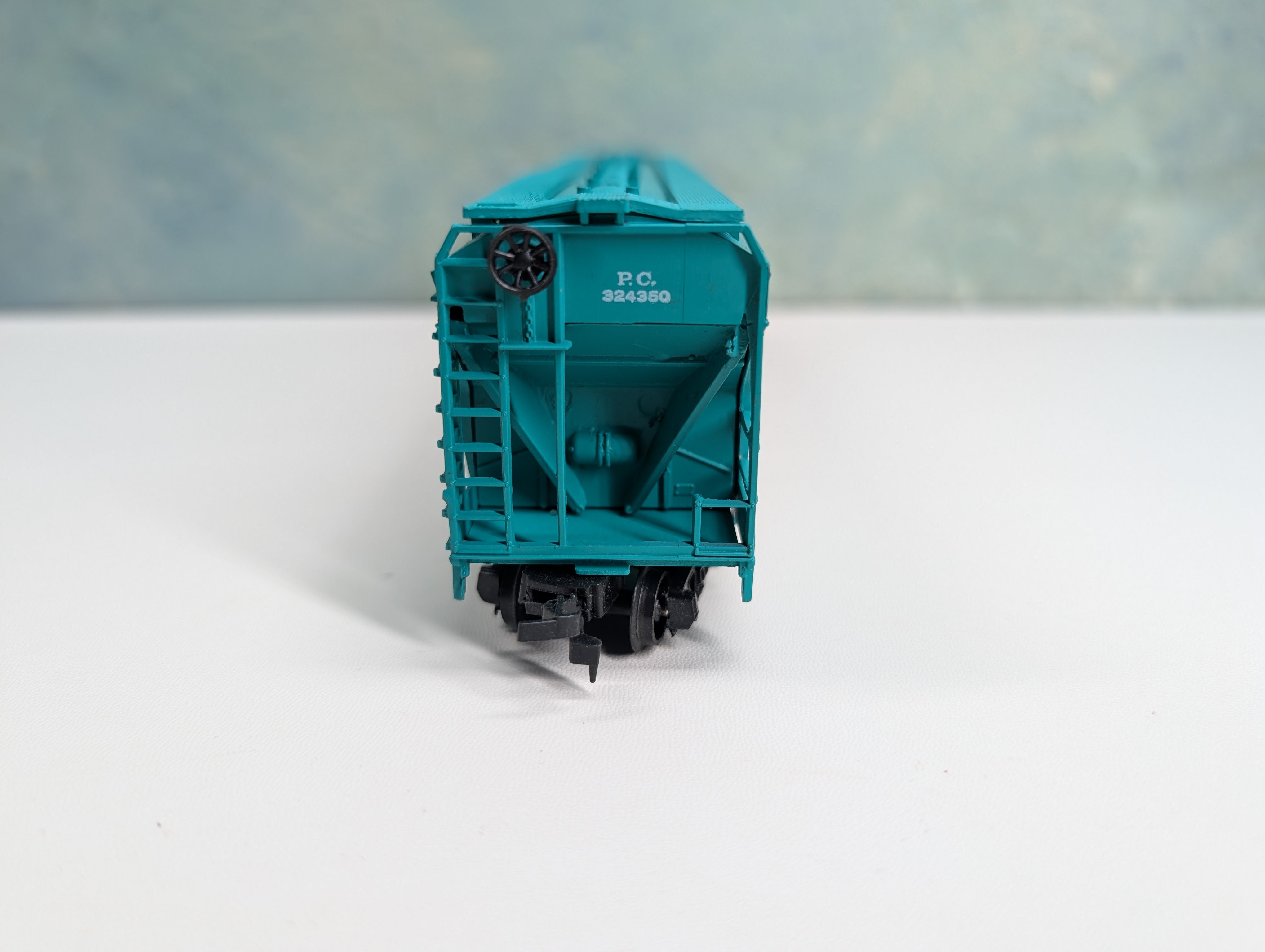 USED AHM HO Scale ACF 4 Bay Covered Hopper Penn Central PC #324350