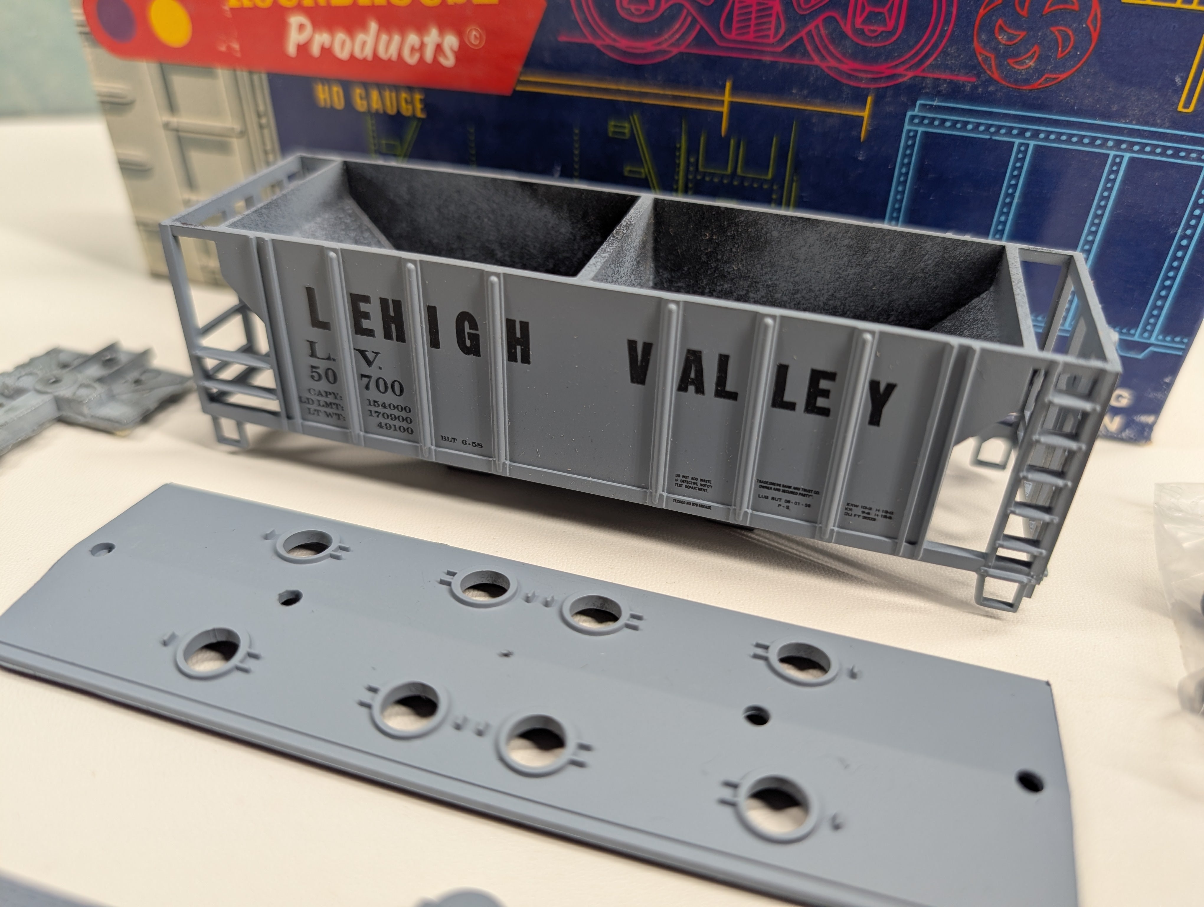 USED Roundhouse 1468 HO Scale 2 Bay Covered Hopper Lehigh Valley LV #50700 KIT