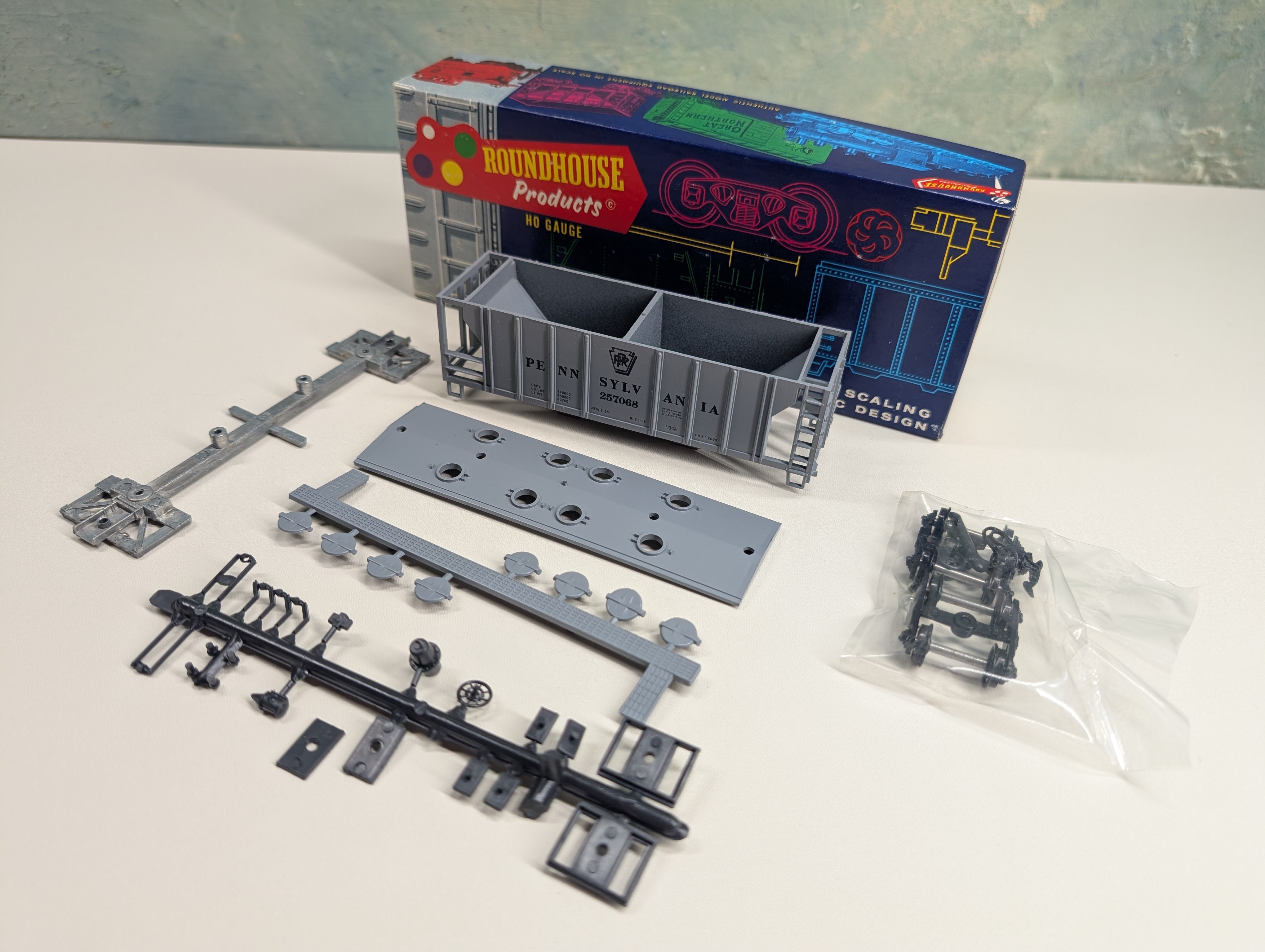 USED Roundhouse 1431 HO Scale 2 Bay Covered Hopper Pennsylvania PRR #257068 KIT