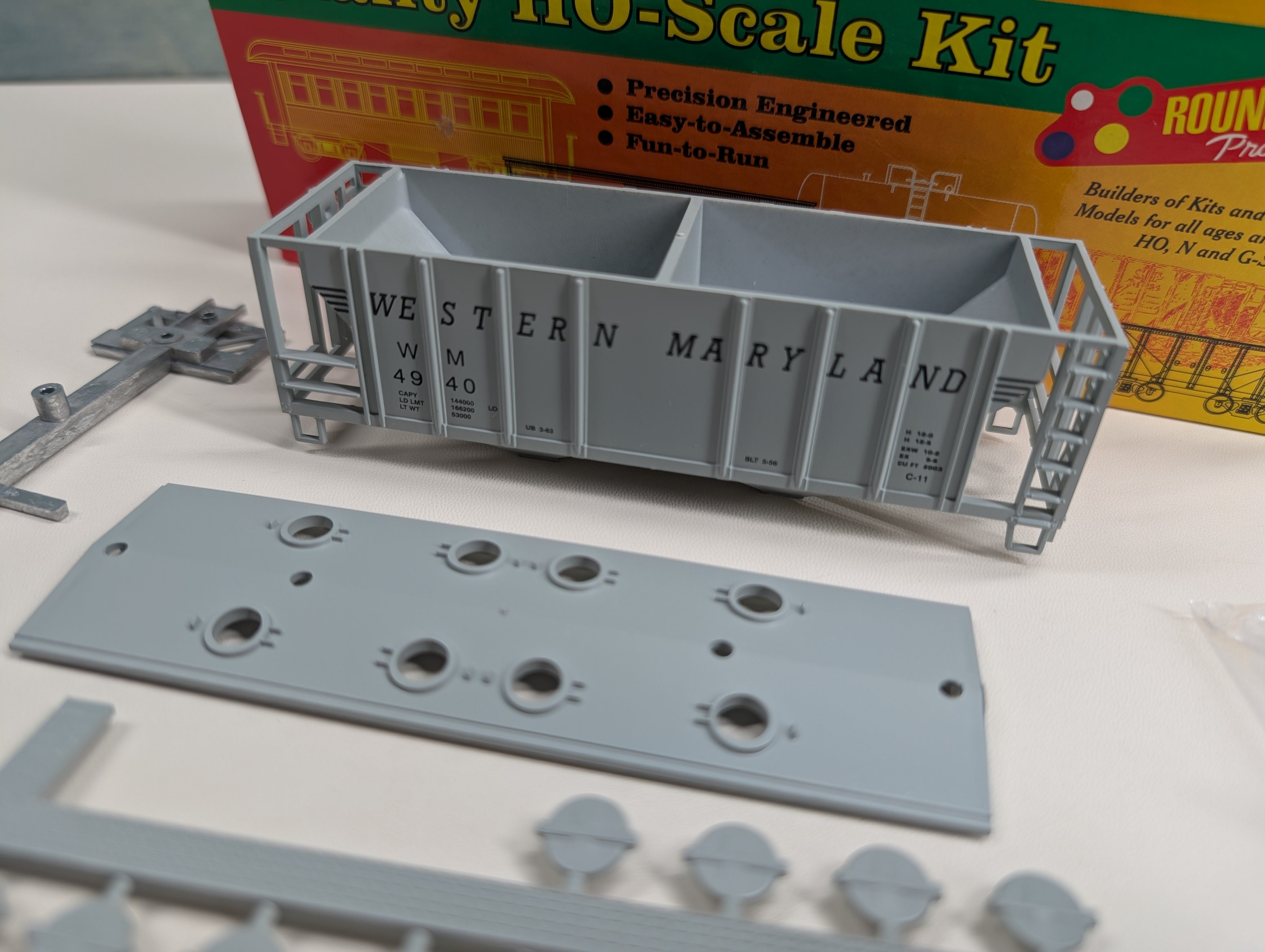 USED Roundhouse #01469 HO Scale 2 Bay Covered Hopper Western Maryland WM #4940 KIT
