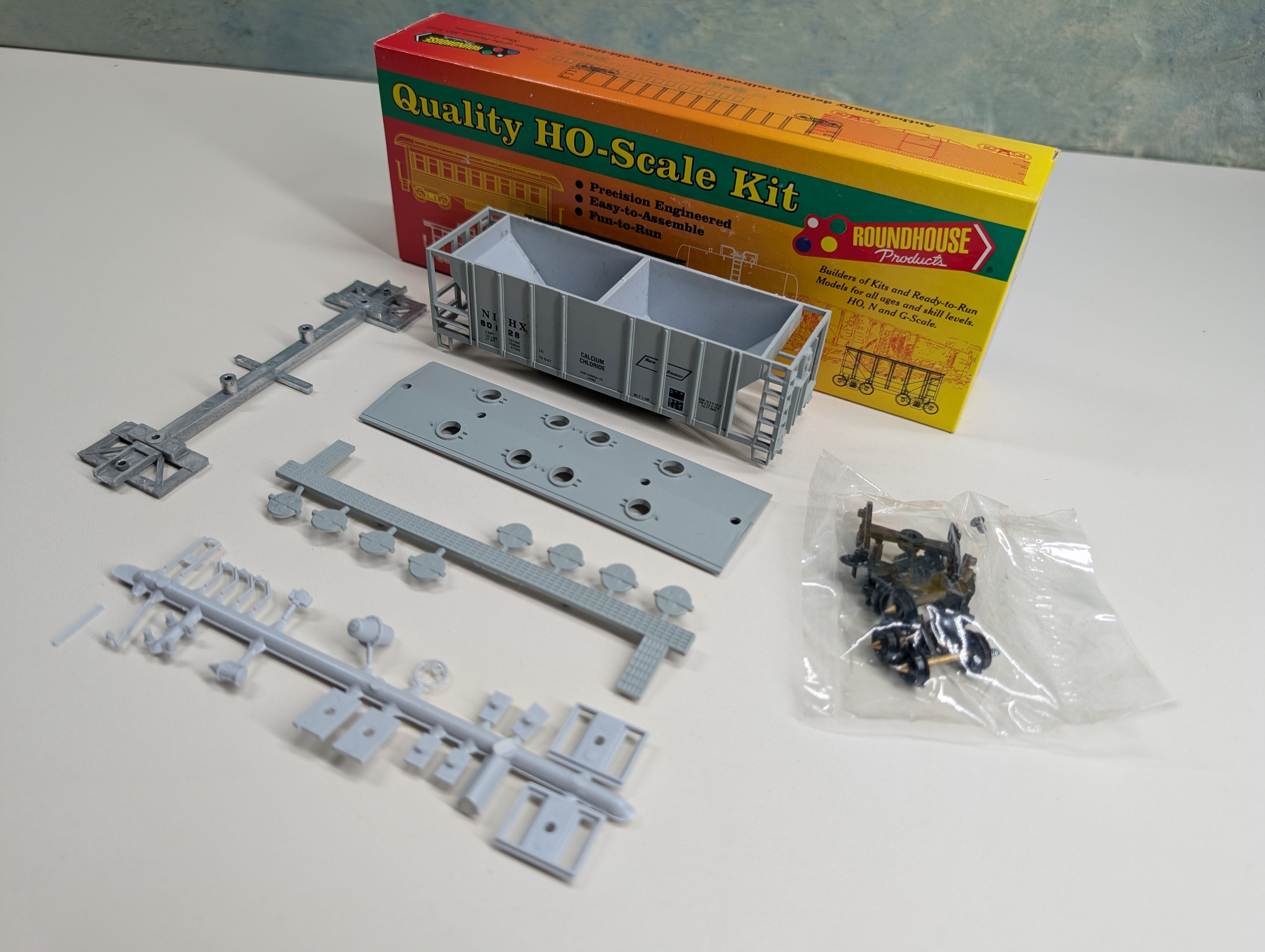 USED Roundhouse #07922 HO Scale 2 Bay Covered Hopper North American NIHX #80128 KIT