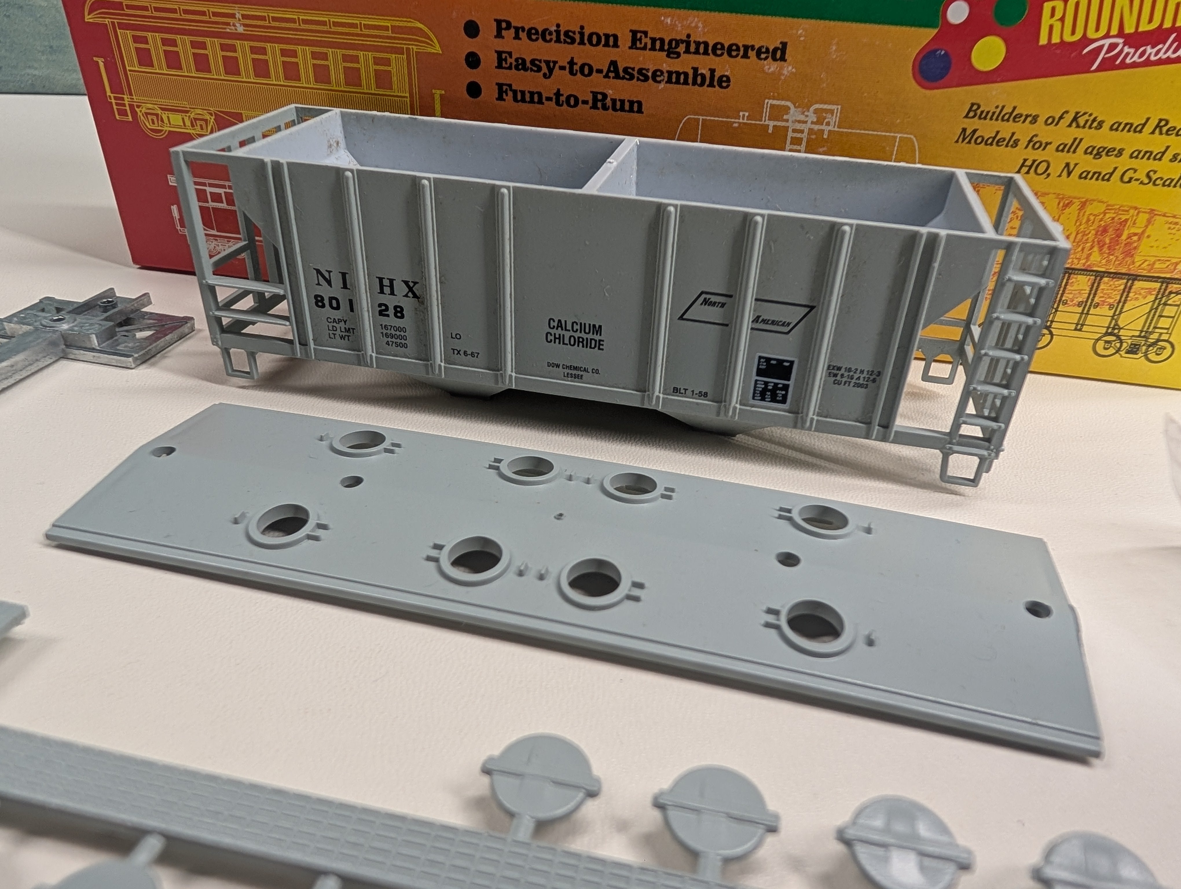 USED Roundhouse #07922 HO Scale 2 Bay Covered Hopper North American NIHX #80128 KIT