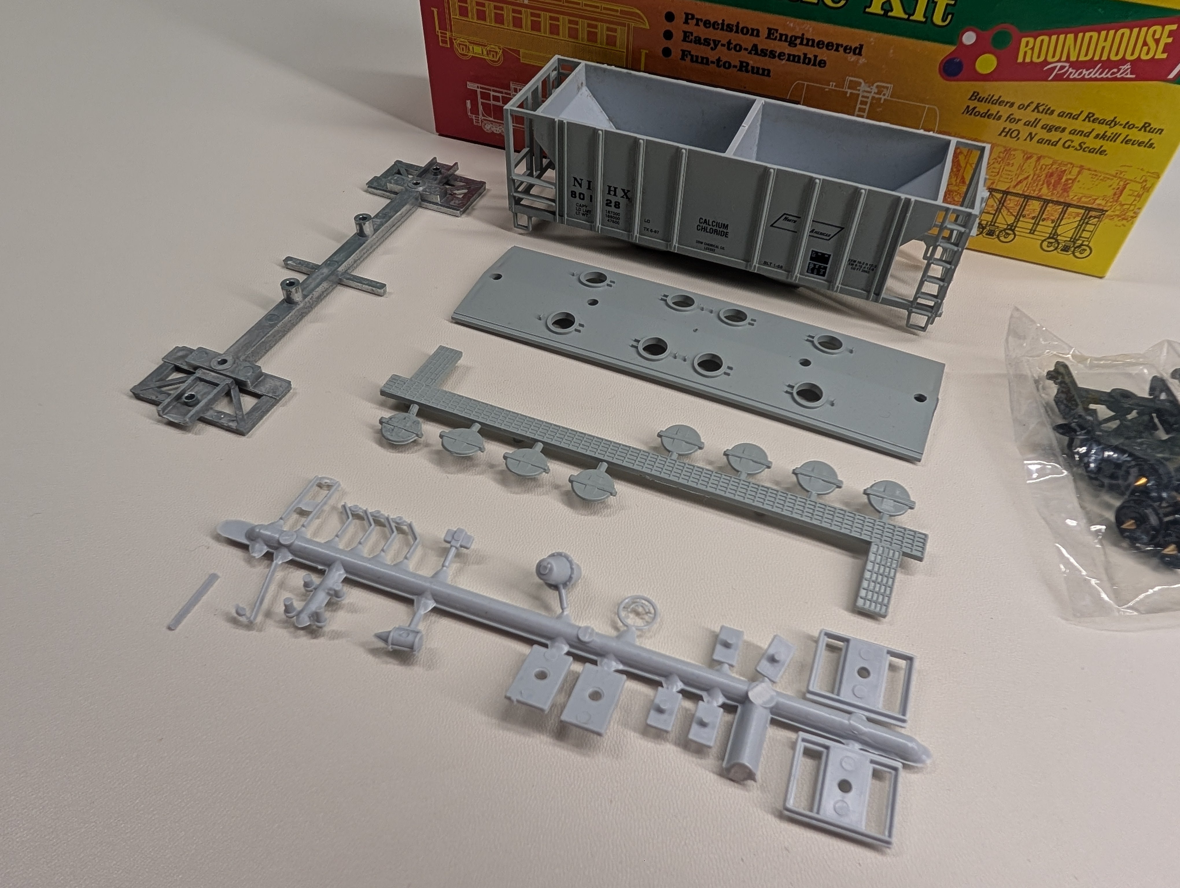 USED Roundhouse #07922 HO Scale 2 Bay Covered Hopper North American NIHX #80128 KIT