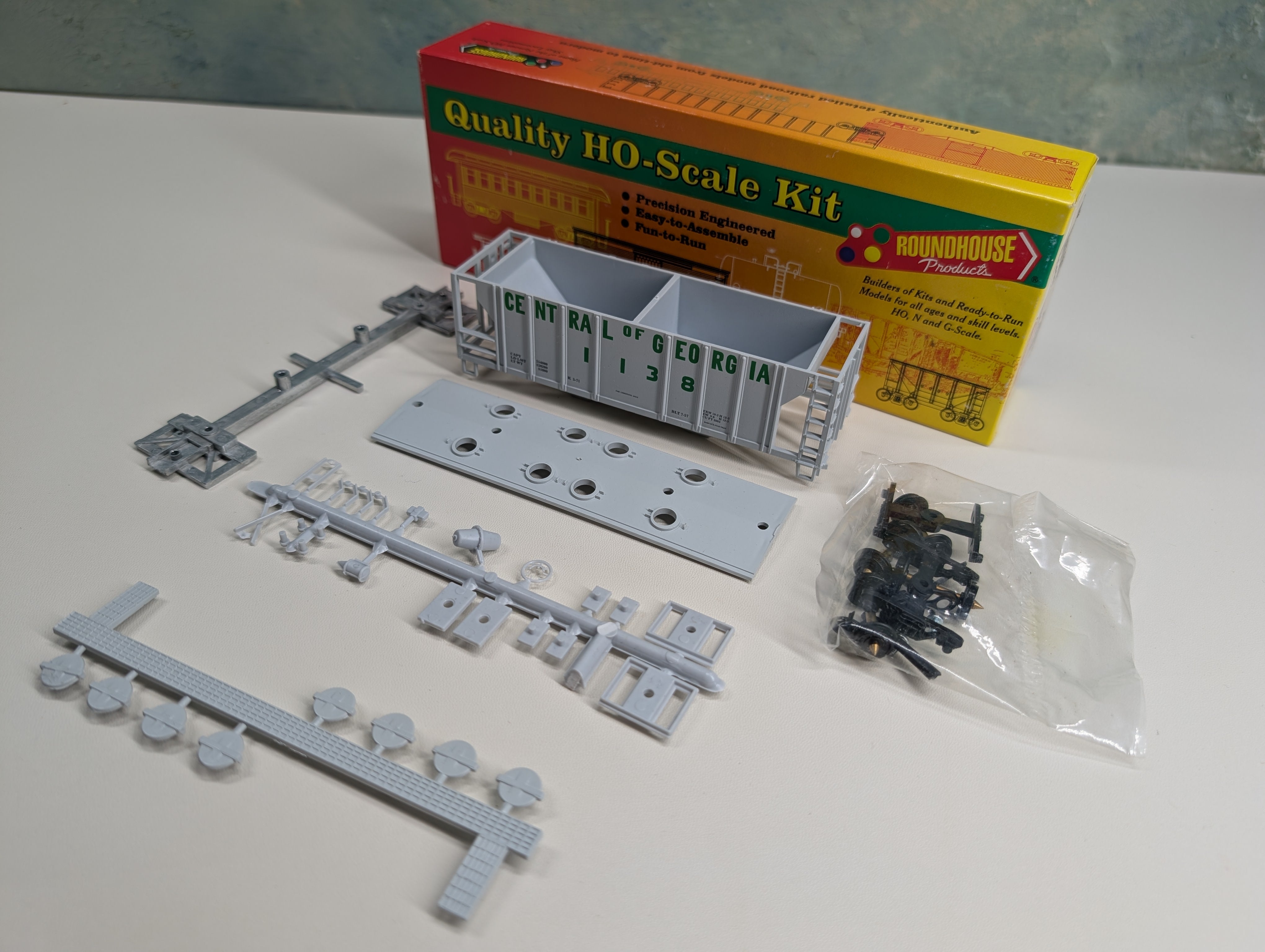 USED Roundhouse #02067 HO Scale 2 Bay Covered Hopper Central of Georgia #1138 KIT