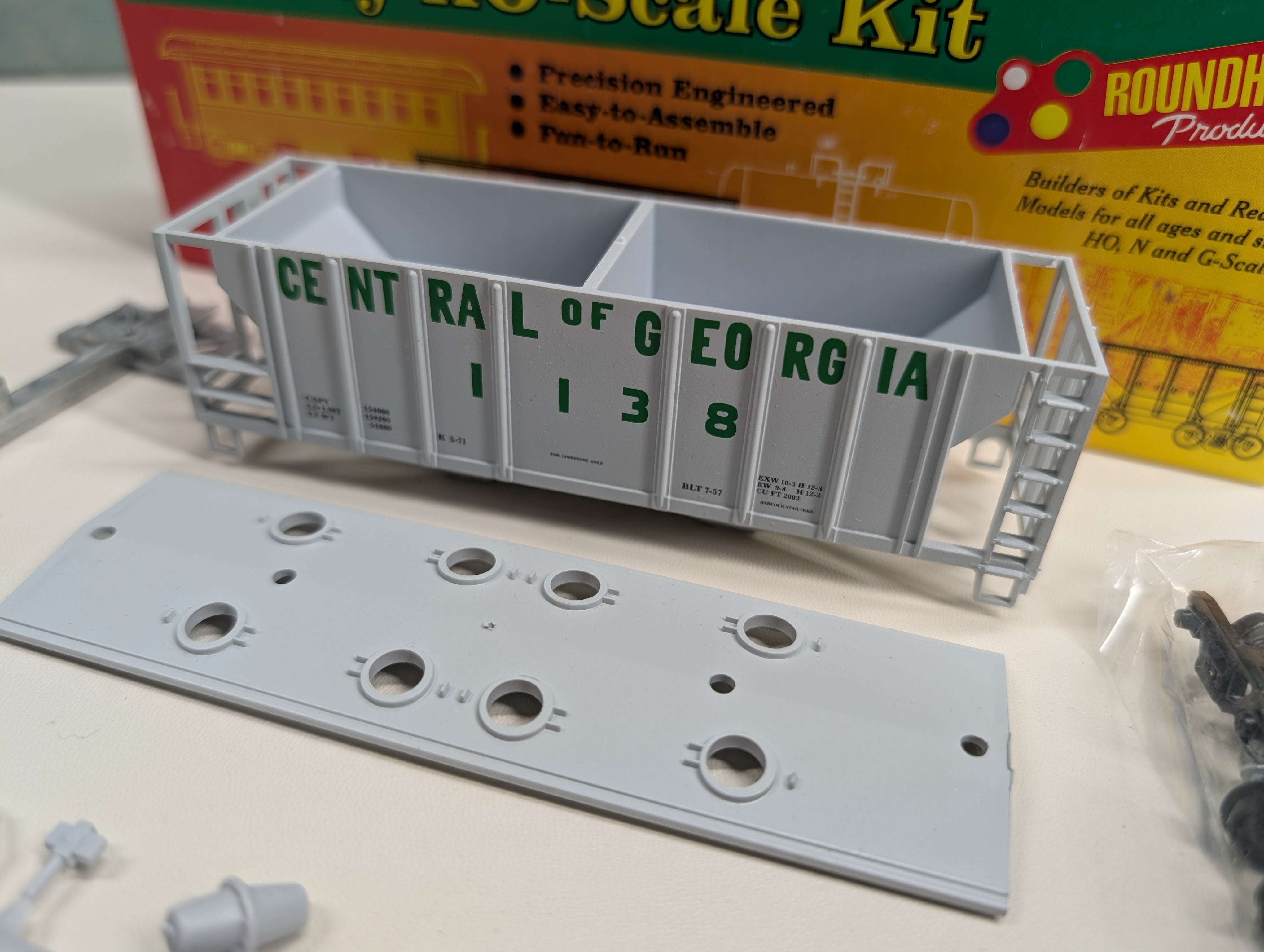 USED Roundhouse #02067 HO Scale 2 Bay Covered Hopper Central of Georgia #1138 KIT