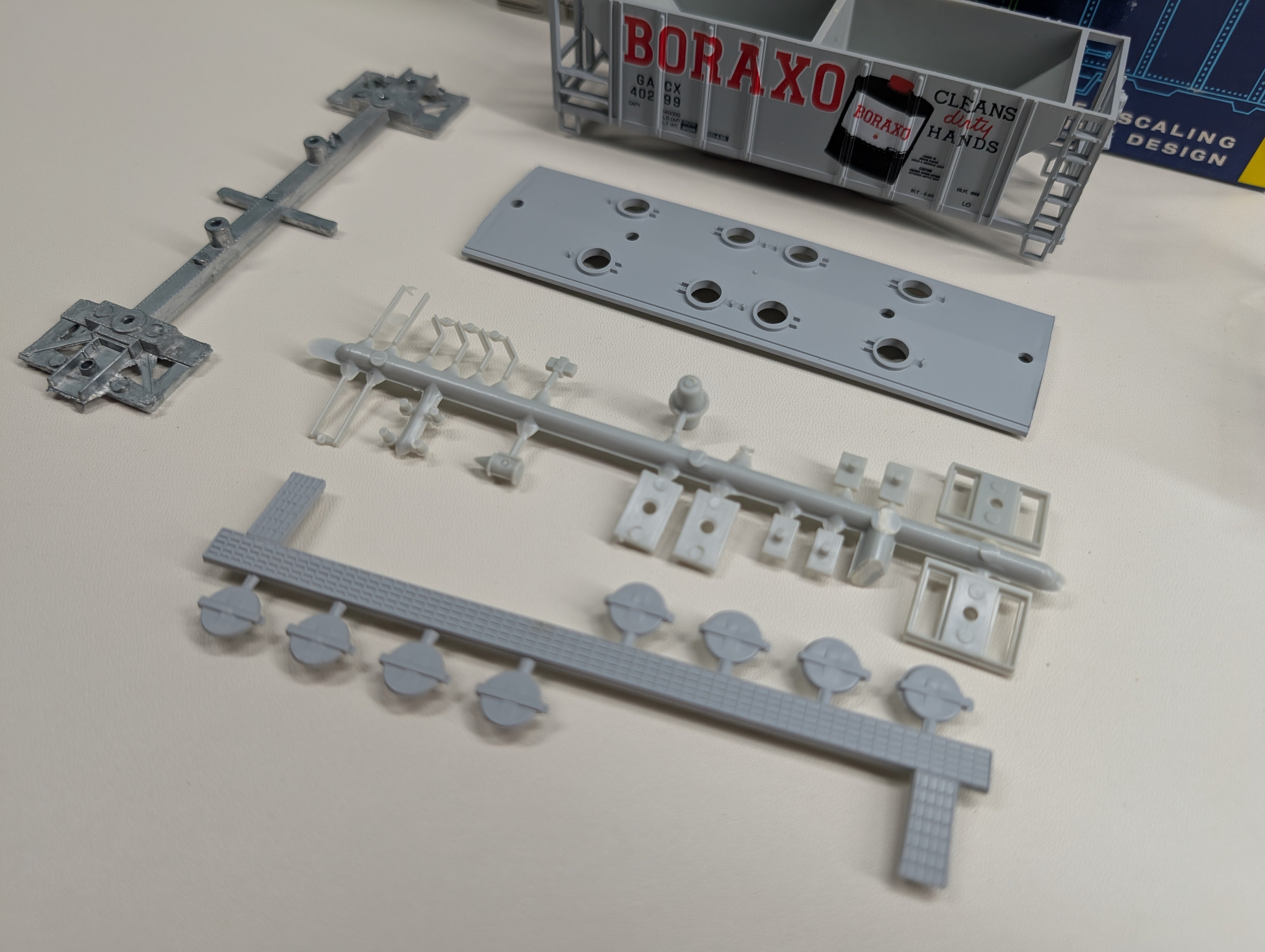 USED Roundhouse 1440 HO Scale 2 Bay Covered Hopper Boraxo GACX #40299 KIT