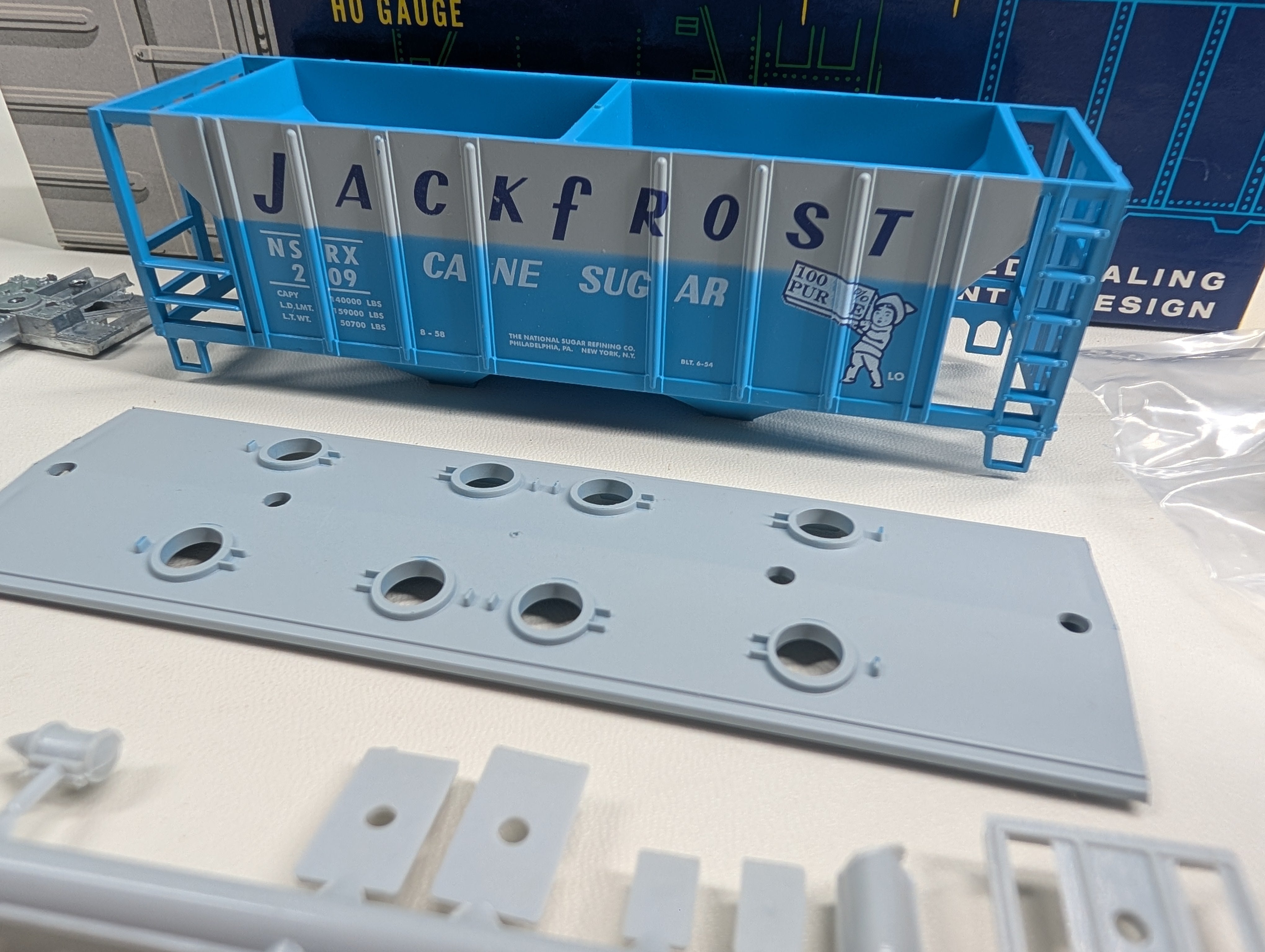 USED Roundhouse 1434 HO Scale 2 Bay Covered Hopper Jack Frost Cane Sugar NSRX #209 KIT