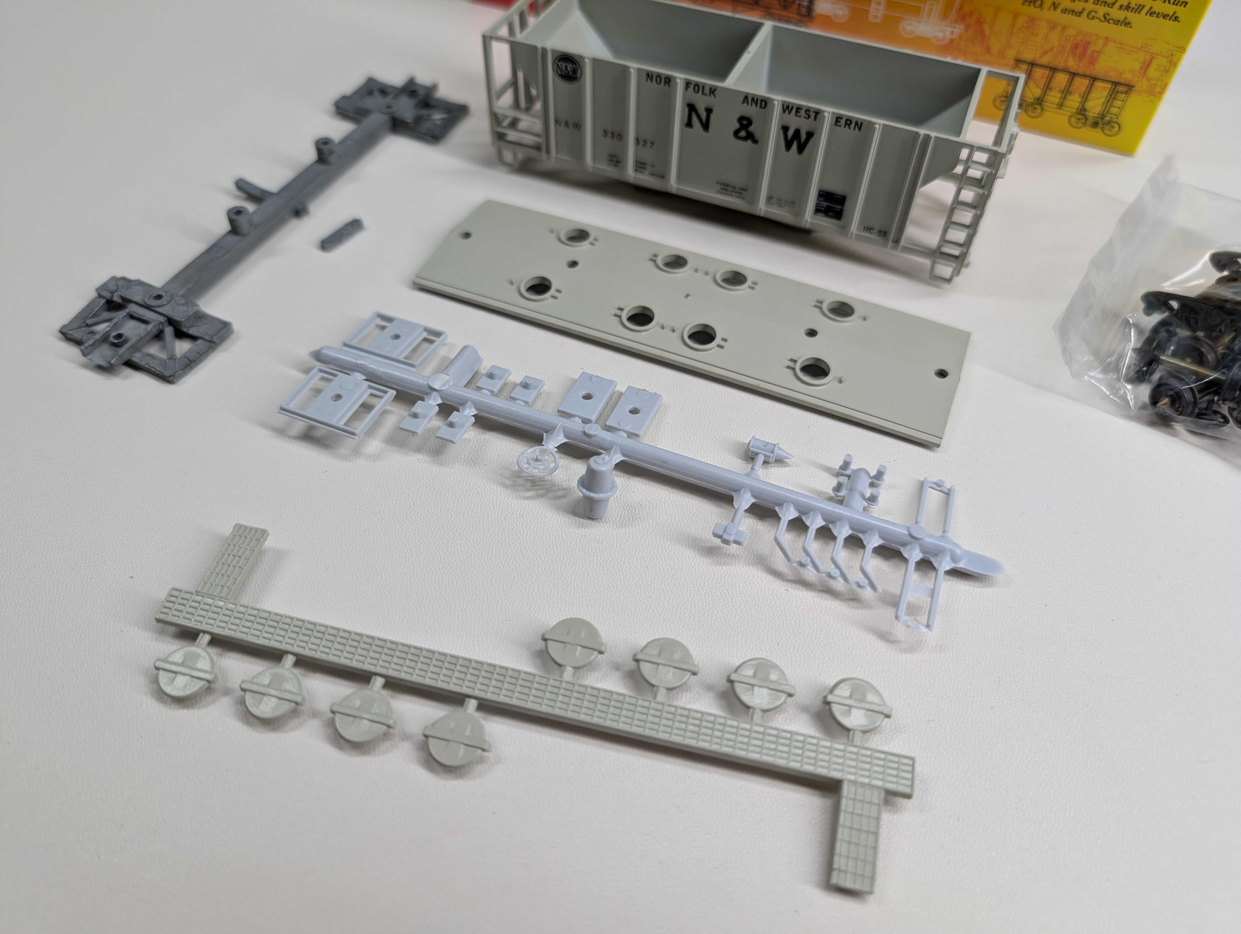 USED Roundhouse #02074 HO Scale 2 Bay Covered Hopper Norfolk and Western NW #330327 KIT