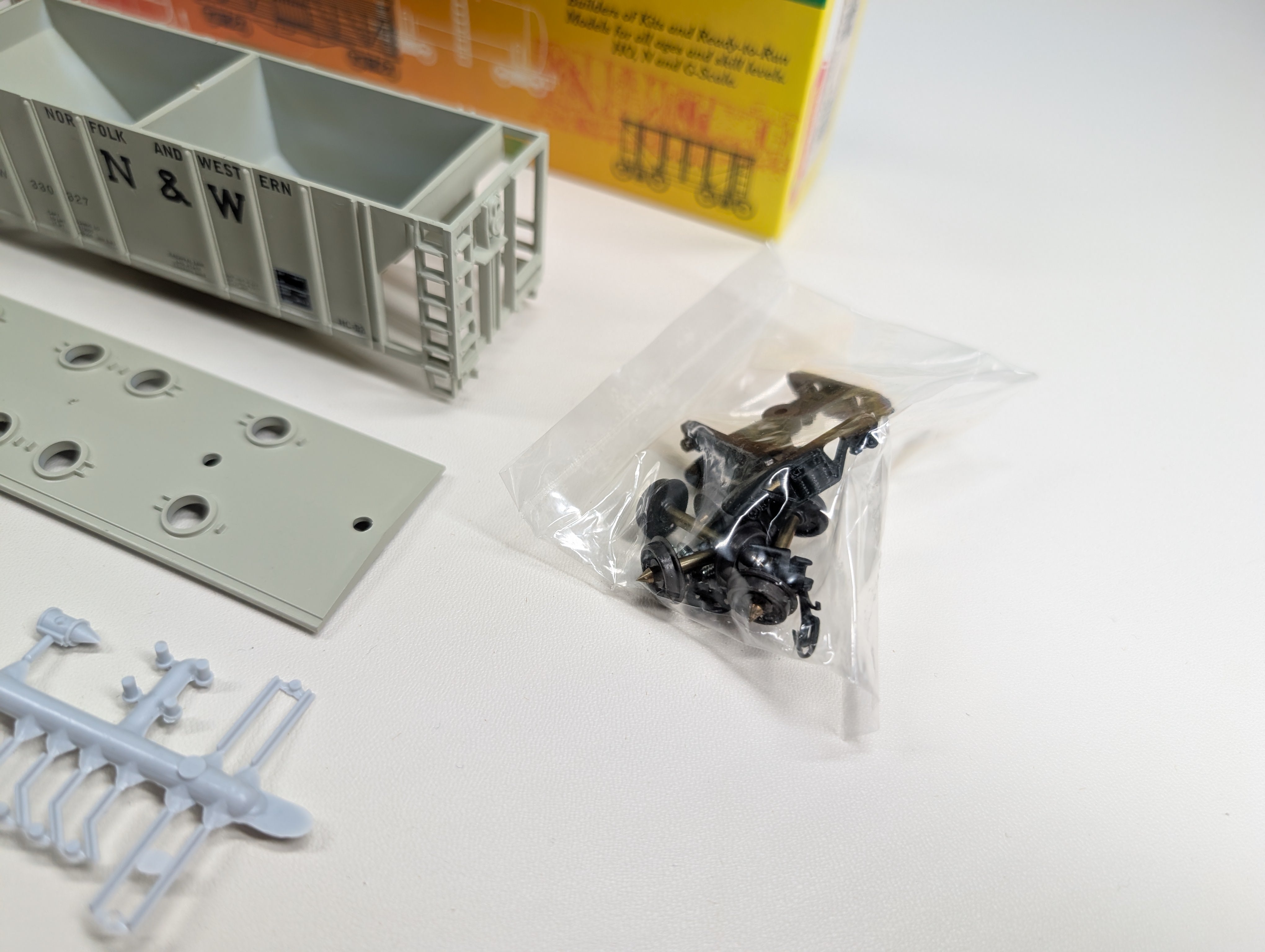 USED Roundhouse #02074 HO Scale 2 Bay Covered Hopper Norfolk and Western NW #330327 KIT