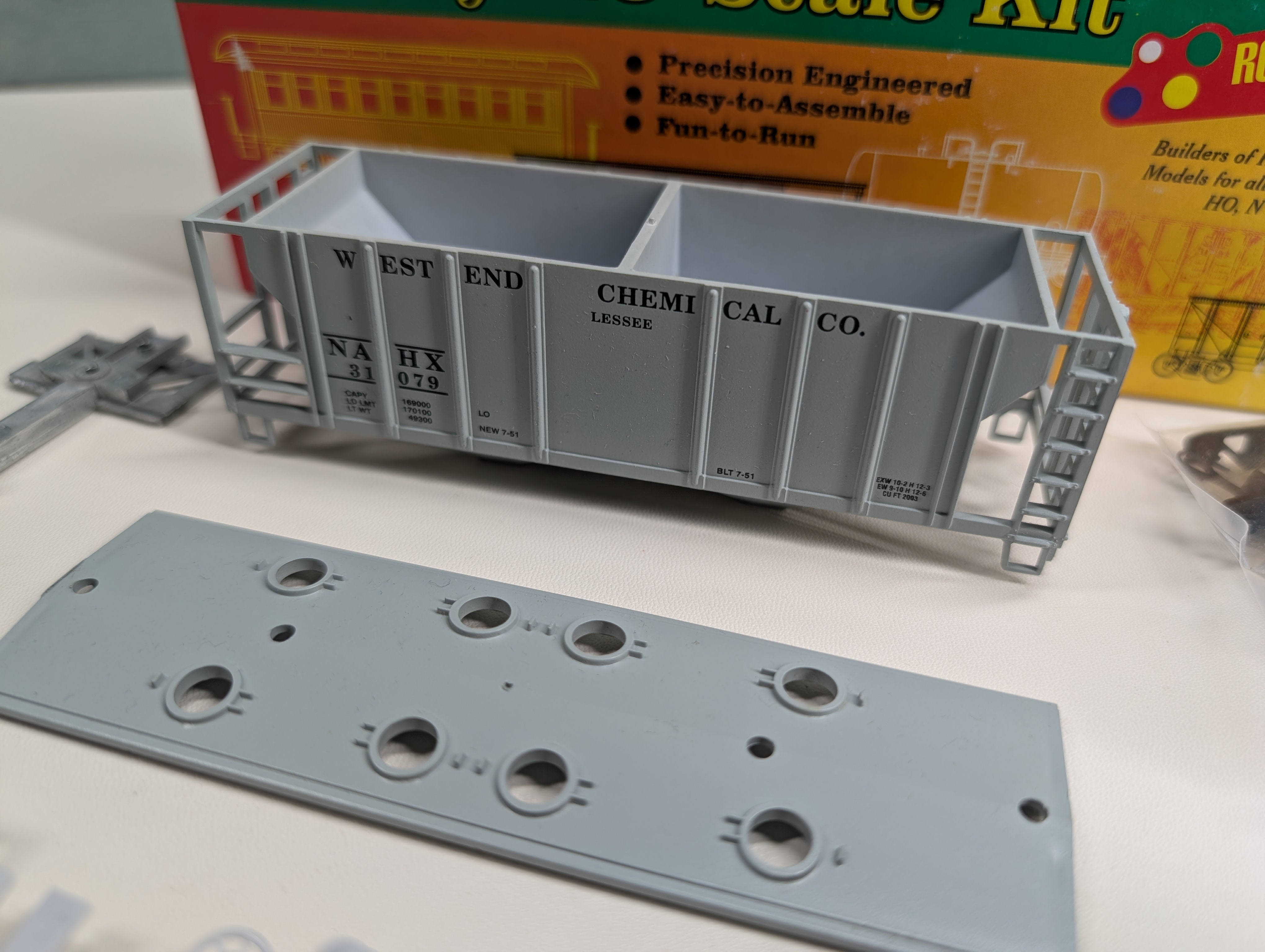 USED Roundhouse #02923 HO Scale 2 Bay Covered Hopper Westend Chemical Co NAHX #31079 Lessee KIT