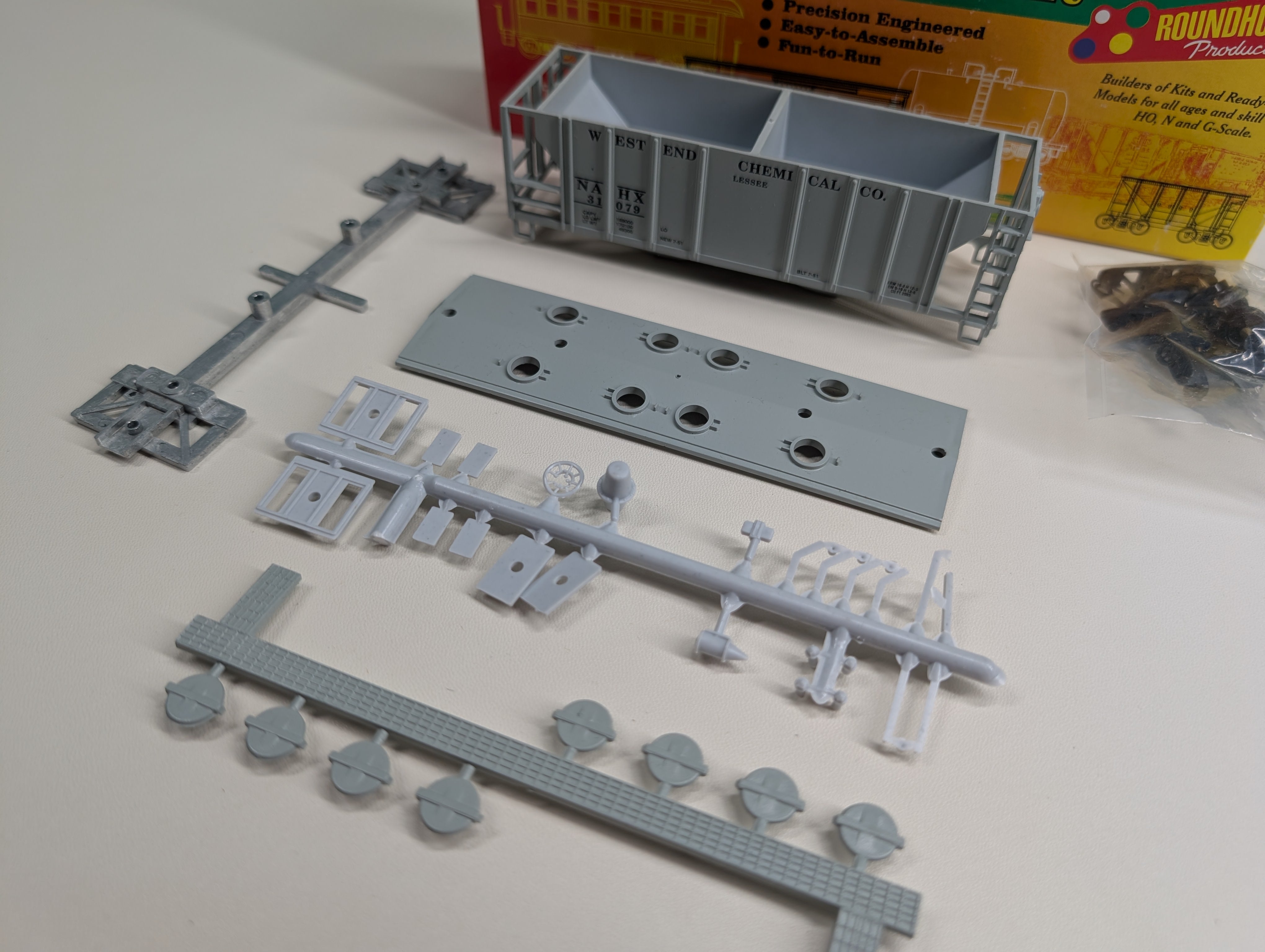 USED Roundhouse #02923 HO Scale 2 Bay Covered Hopper Westend Chemical Co NAHX #31079 Lessee KIT