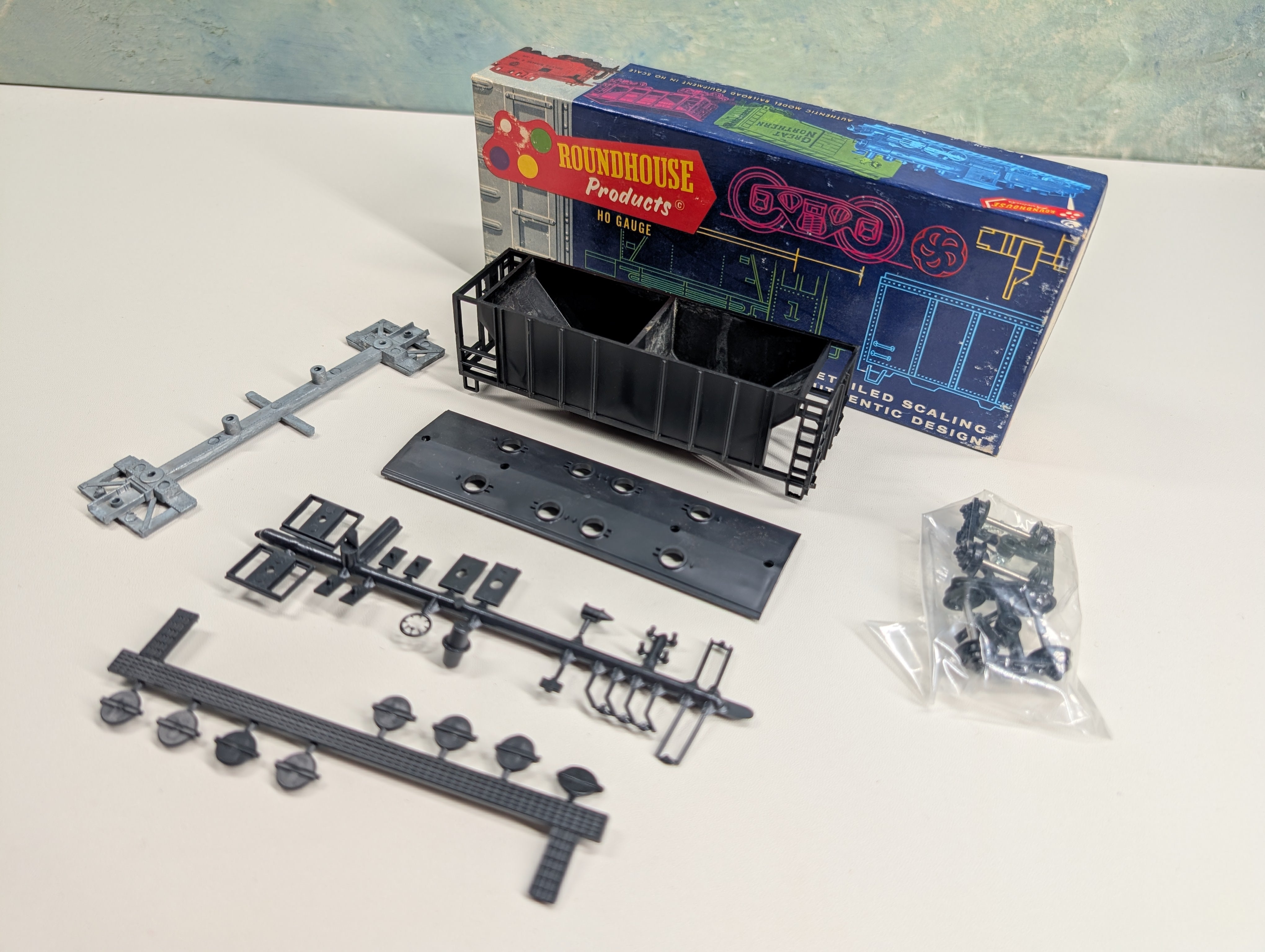 USED Roundhouse 1430 HO Scale 2 Bay Covered Hopper Black Undecorated KIT