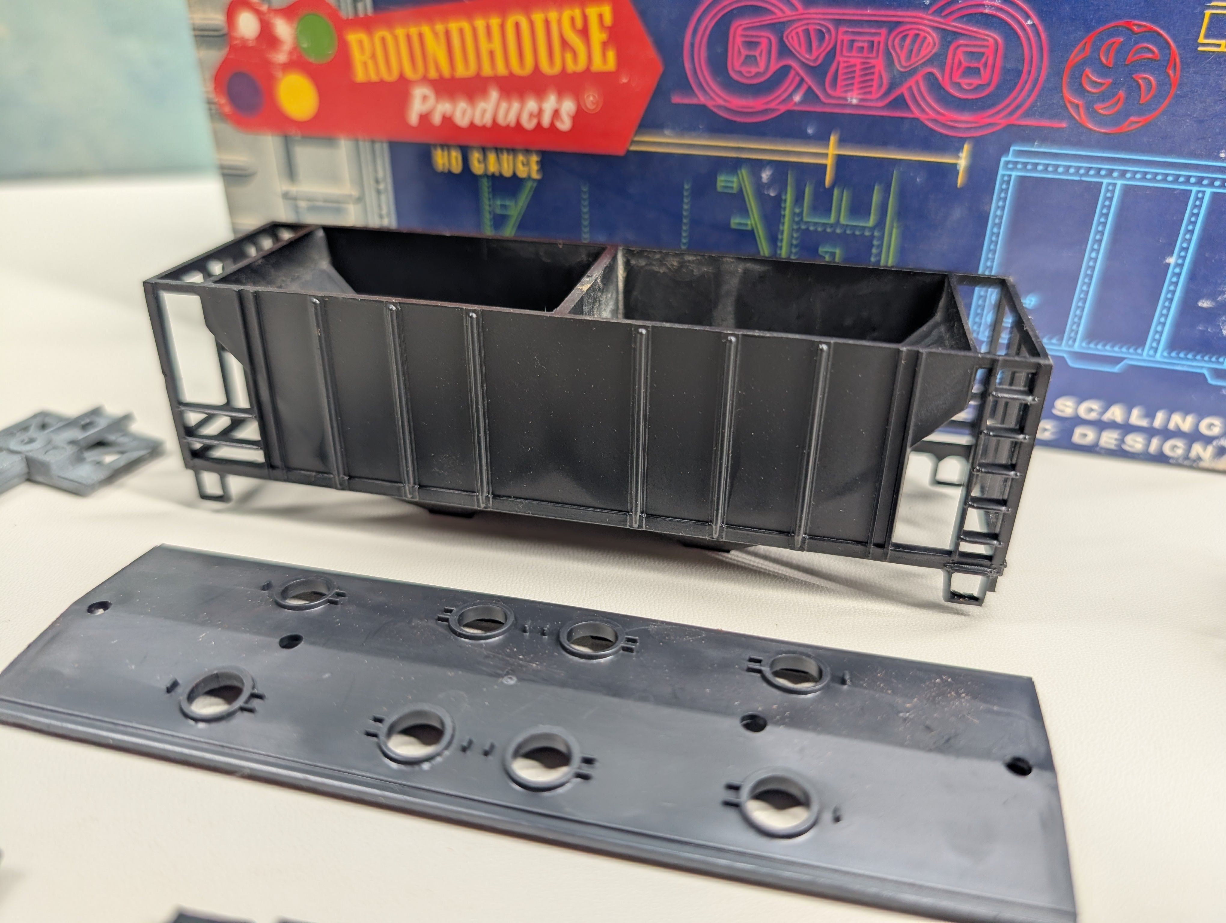 USED Roundhouse 1430 HO Scale 2 Bay Covered Hopper Black Undecorated KIT