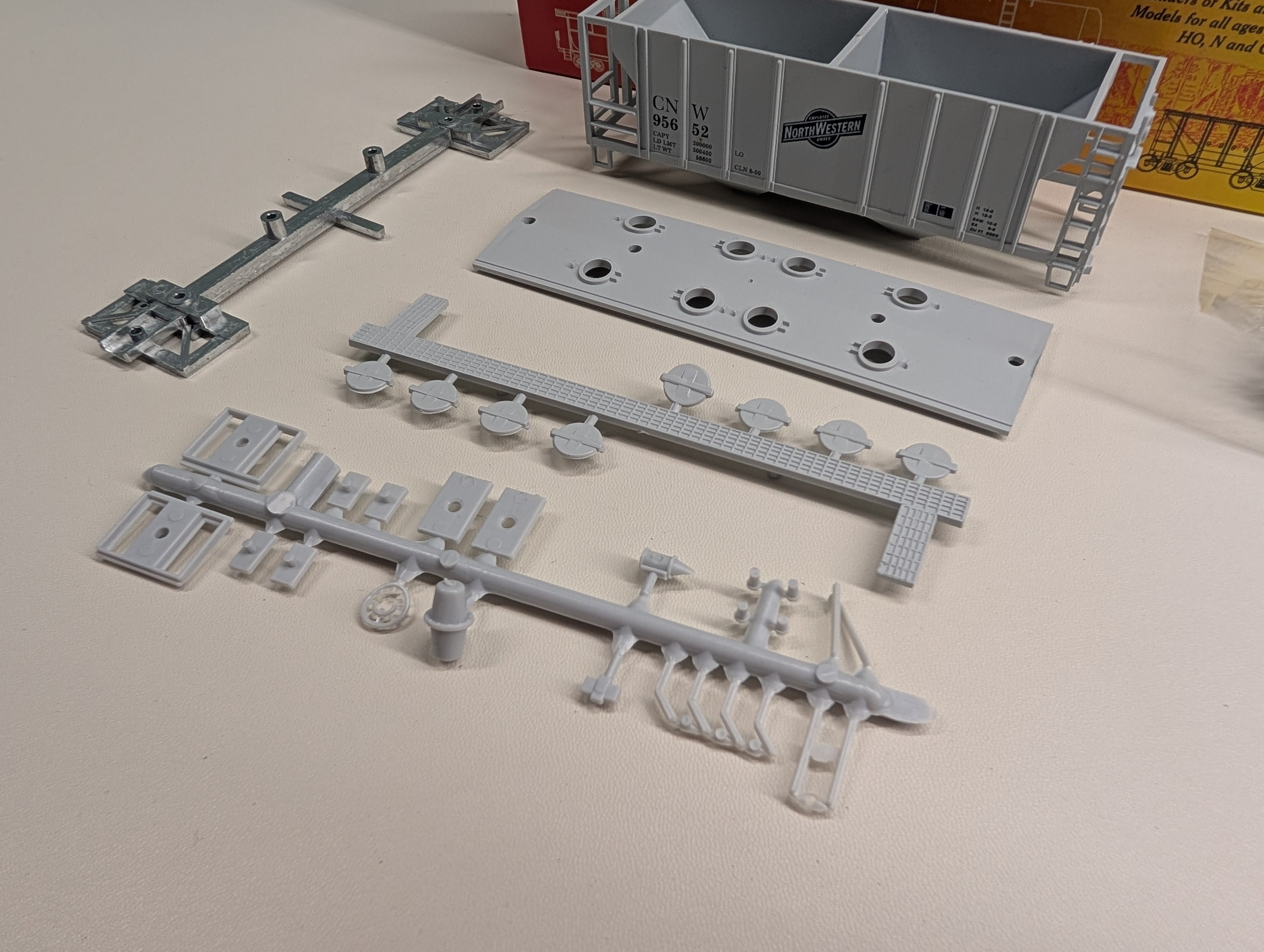 USED Roundhouse #02065 HO Scale 2 Bay Covered Hopper Chicago & North Western CNW #95652 Employee-Owned KIT