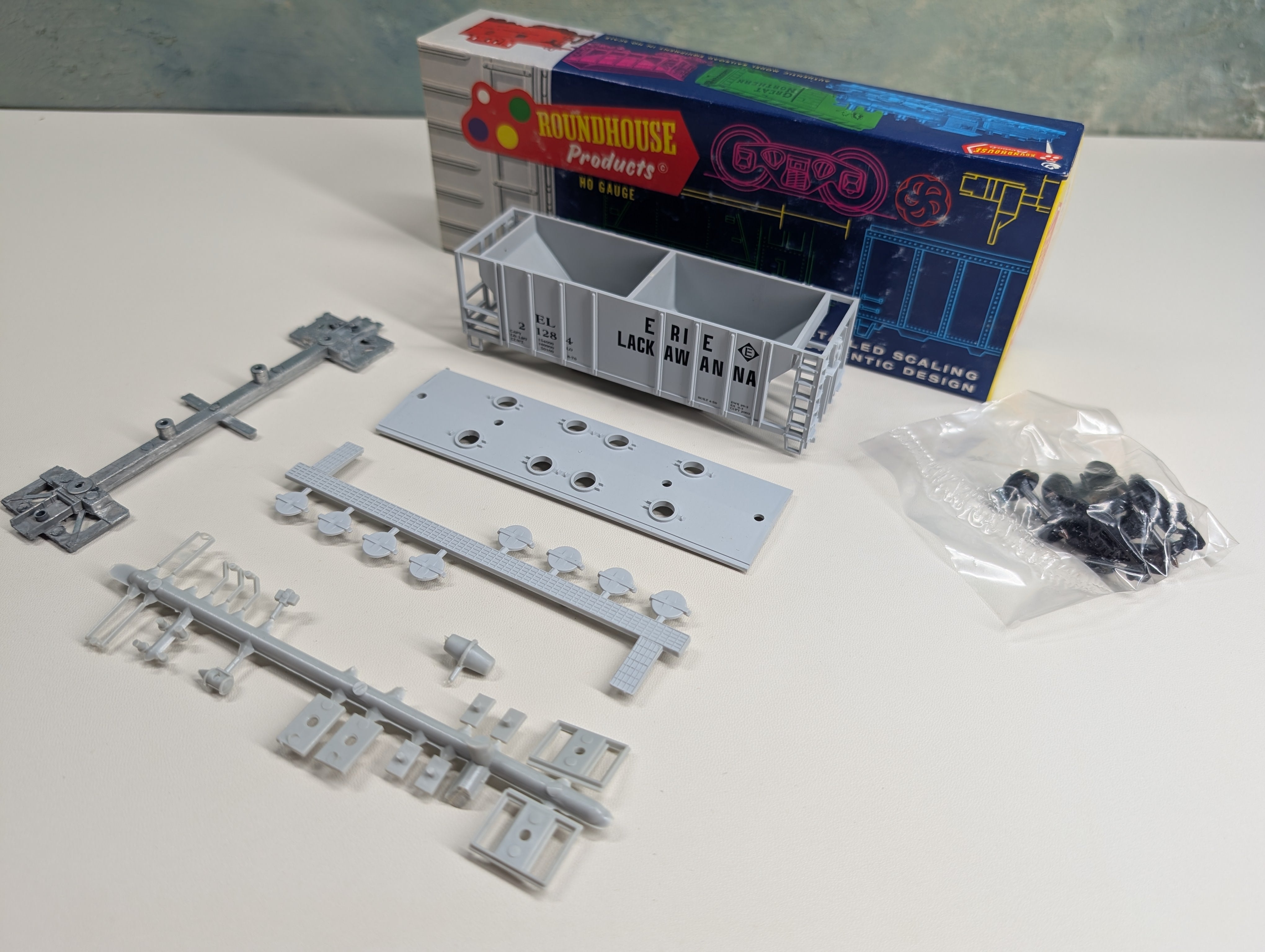 USED Roundhouse 1448 HO Scale 2 Bay Covered Hopper Erie Lackawanna EL #21284 KIT