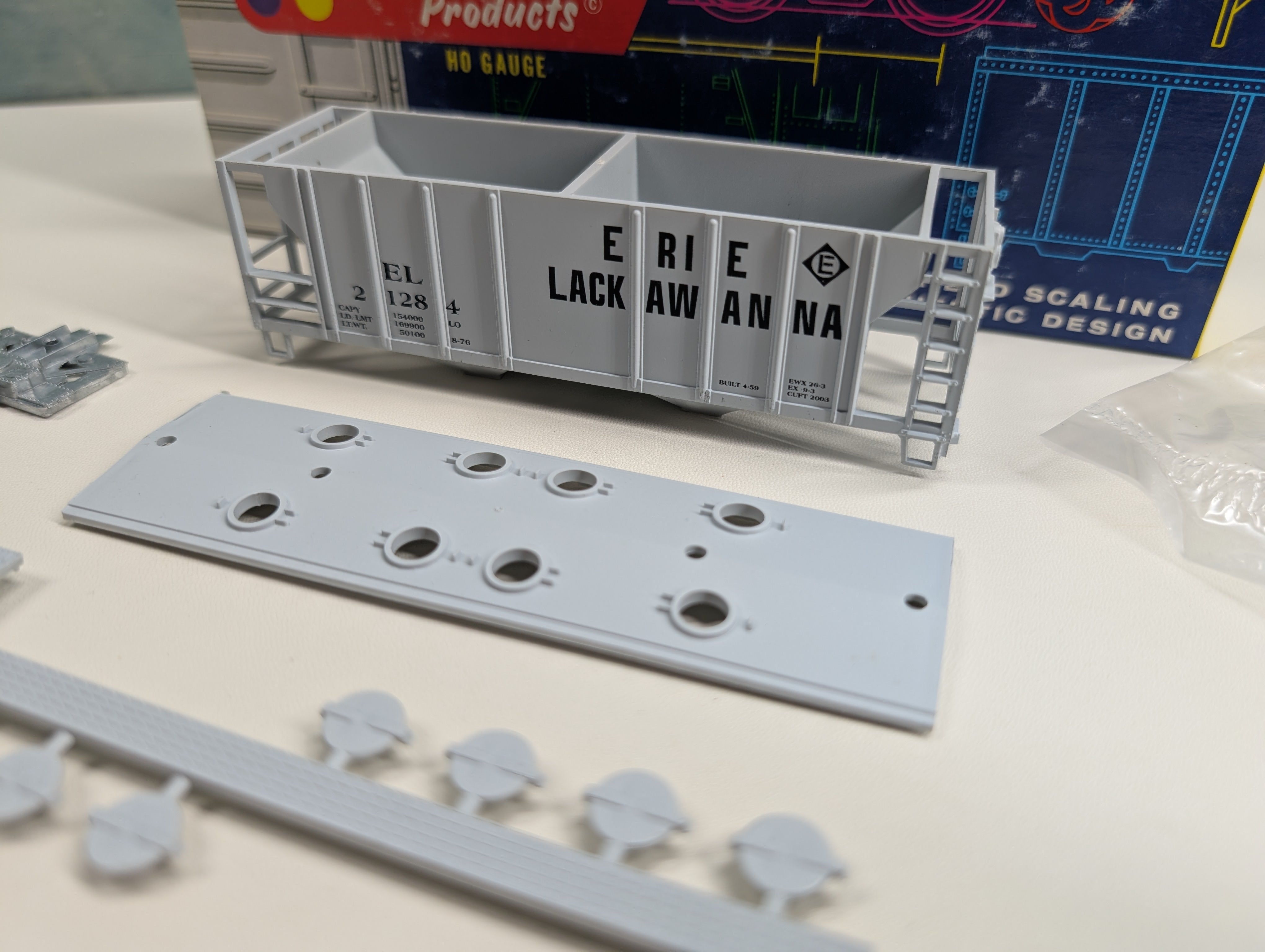 USED Roundhouse 1448 HO Scale 2 Bay Covered Hopper Erie Lackawanna EL #21284 KIT