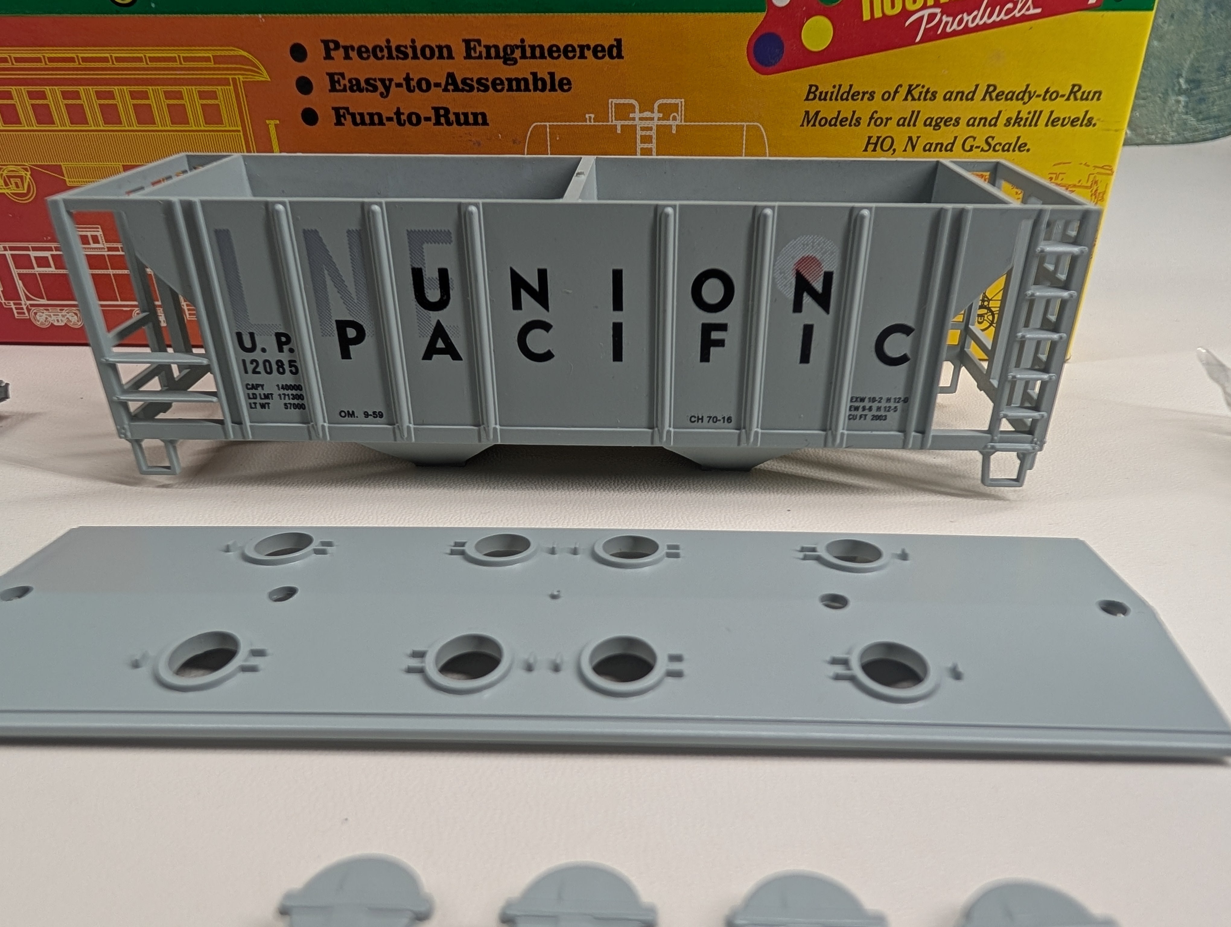 USED Roundhouse #07958 HO Scale 2 Bay Covered Hopper Union Pacific UP #12085 LNE Paint Out KIT