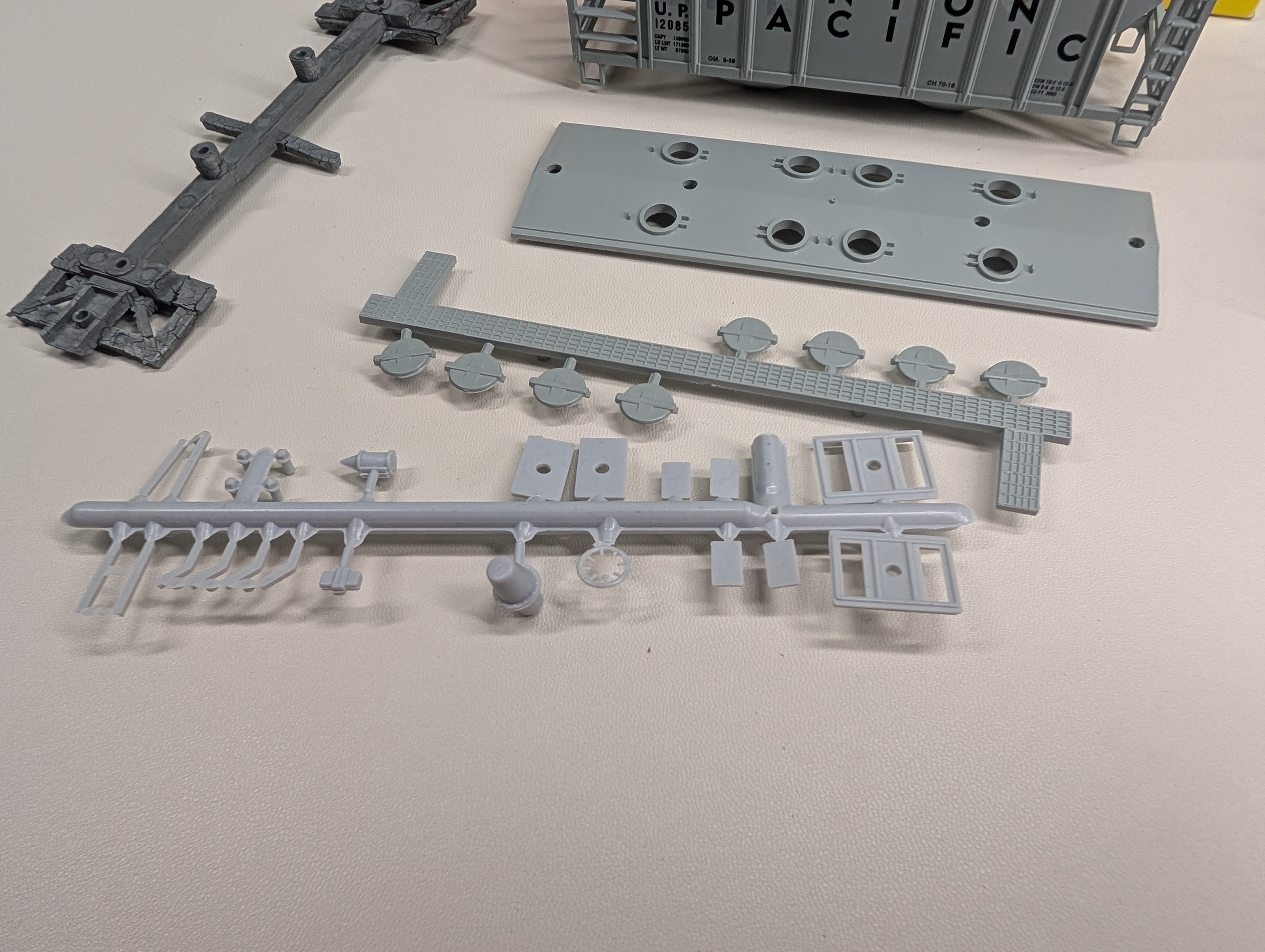 USED Roundhouse #07958 HO Scale 2 Bay Covered Hopper Union Pacific UP #12085 LNE Paint Out KIT