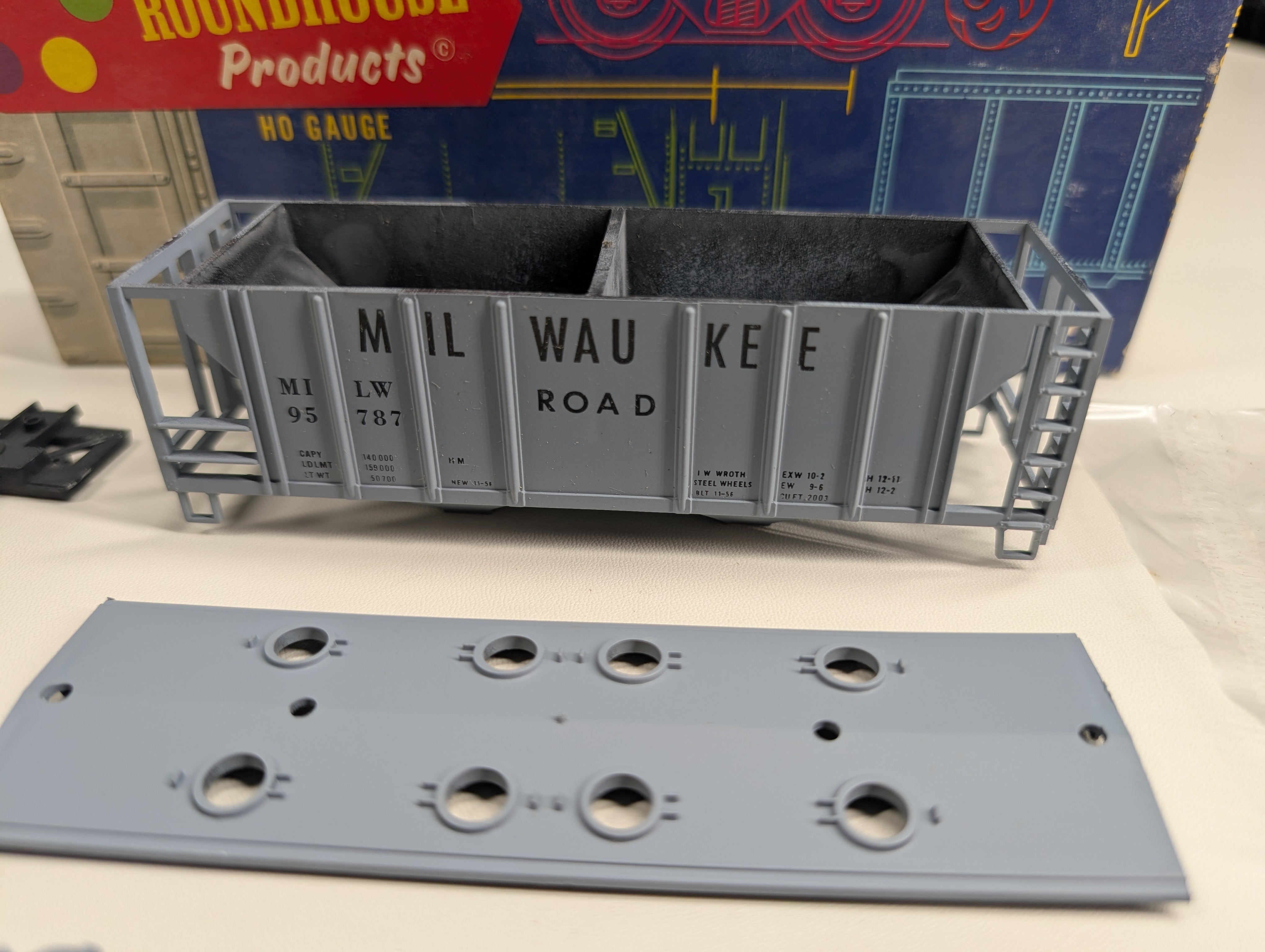 USED Roundhouse 1436 HO Scale 2 Bay Covered Hopper Milwaukee Road MILW #95787 KIT