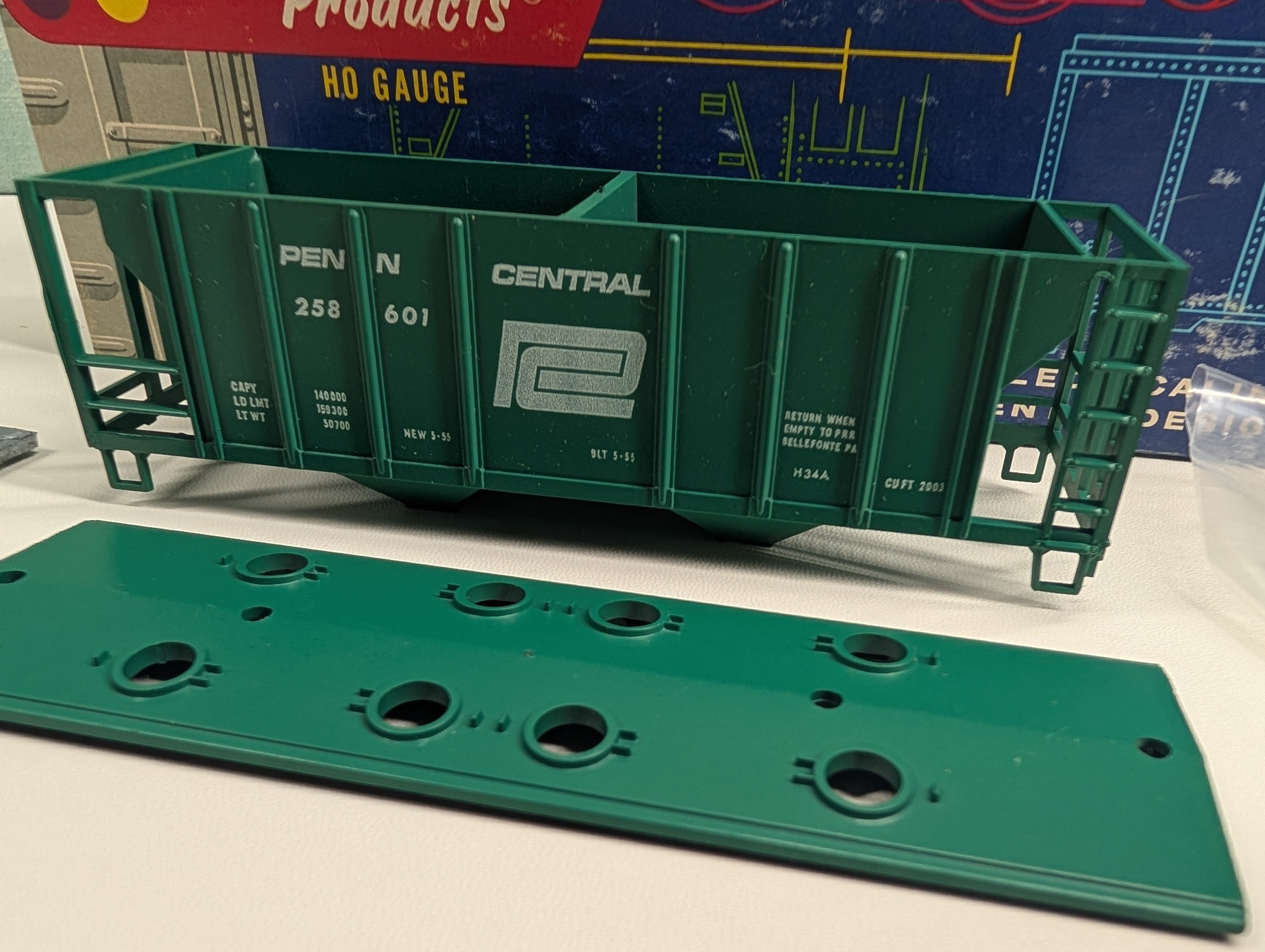 USED Roundhouse 1442 HO Scale 2 Bay Covered Hopper Penn Central PC #258601 KIT