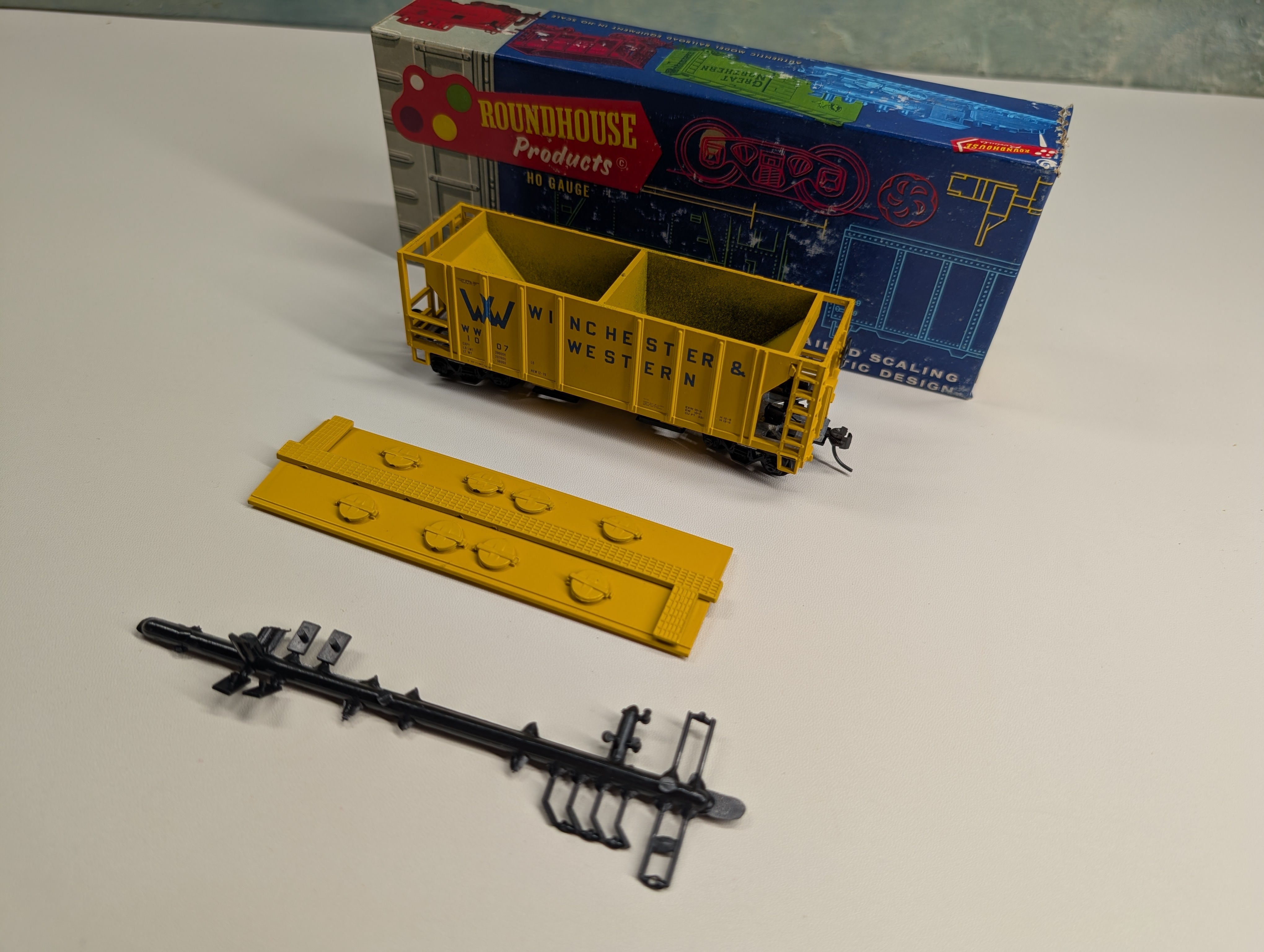 USED Roundhouse 4961 HO Scale 2 Bay Covered Hopper Winchester and Western WW #1007 Bev-Bel KIT