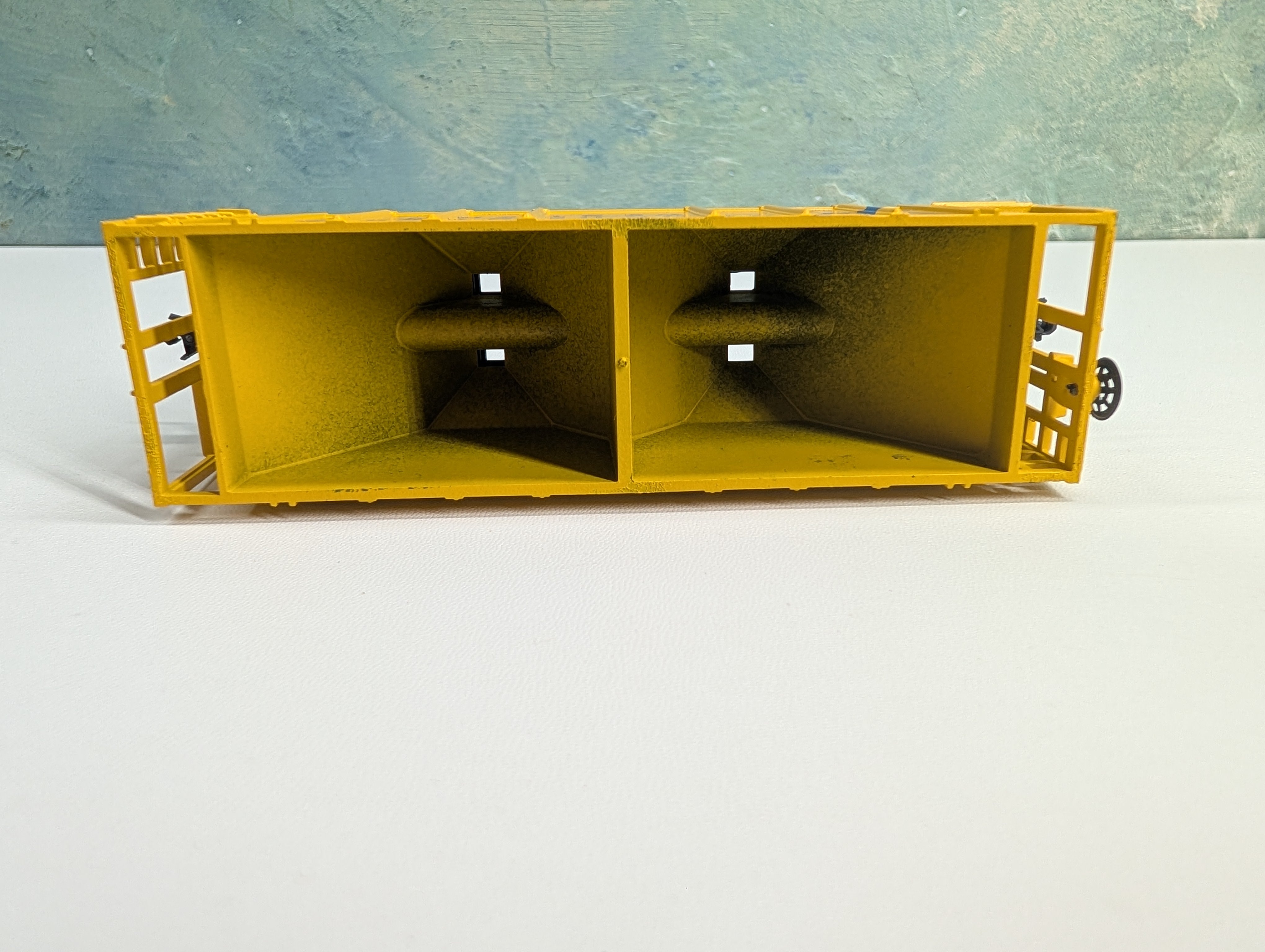 USED Roundhouse 4961 HO Scale 2 Bay Covered Hopper Winchester and Western WW #1007 Bev-Bel KIT