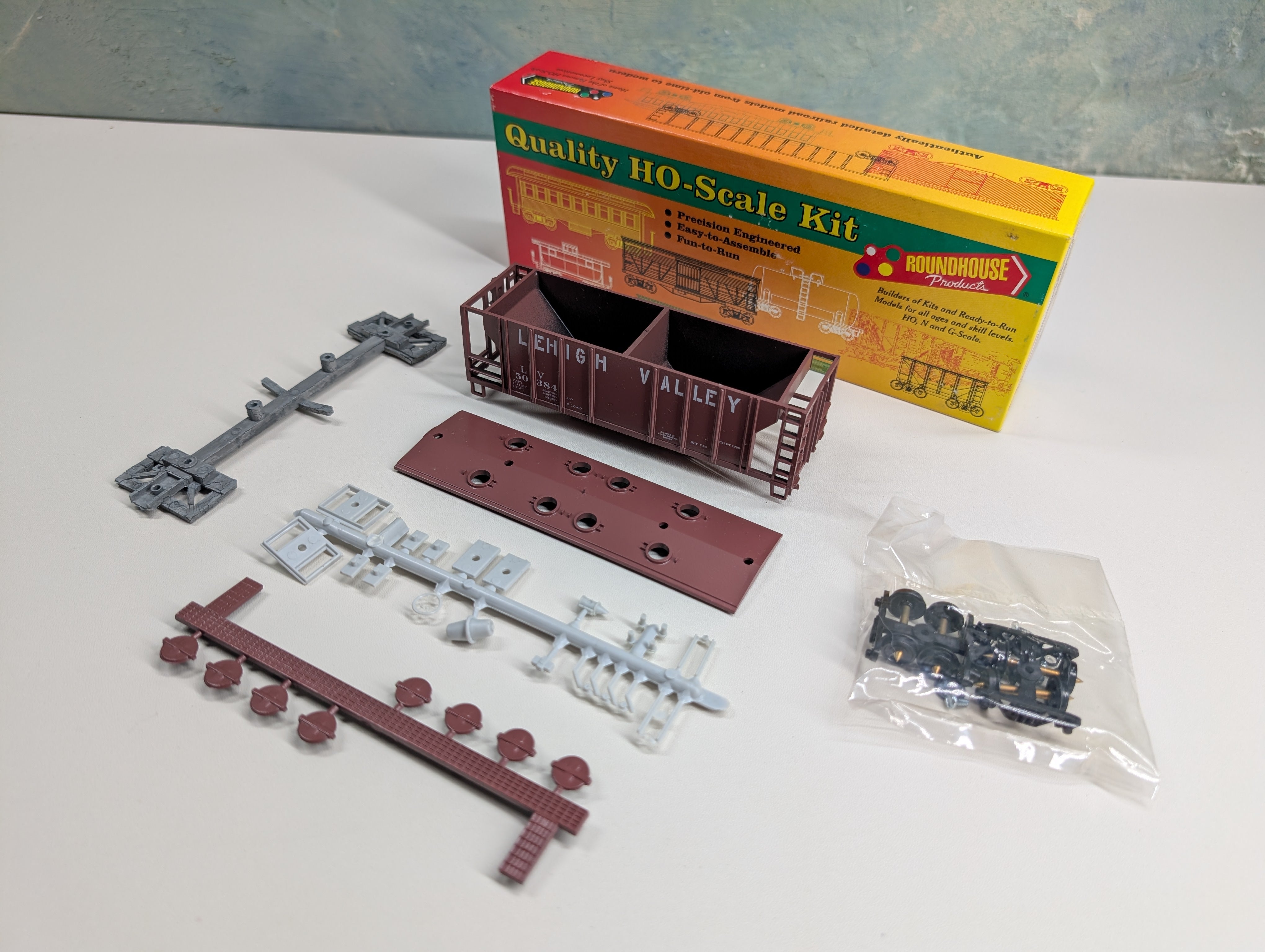 USED Roundhouse #02071 HO Scale 2 Bay Covered Hopper Lehigh Valley LV #50384 KIT