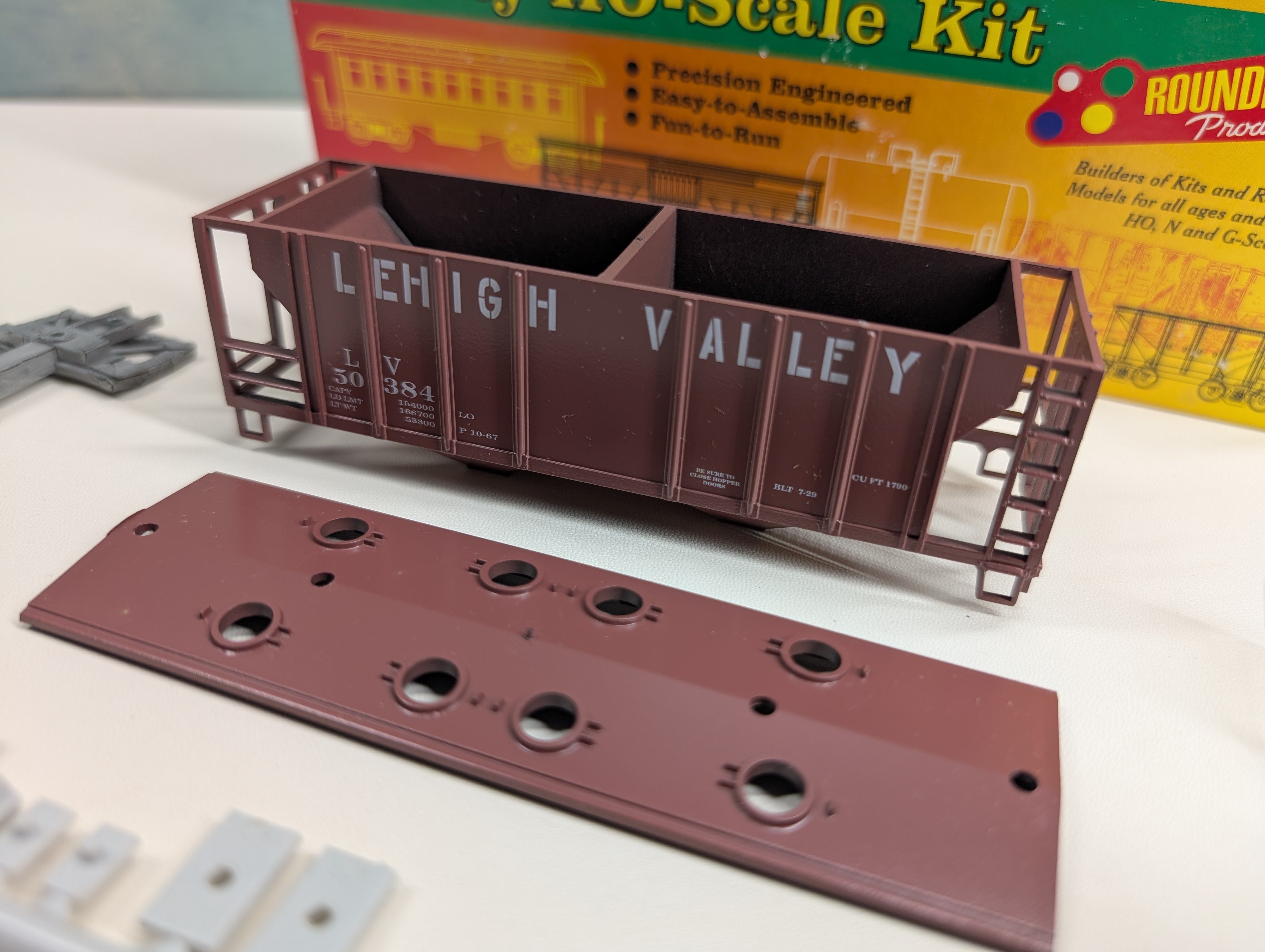 USED Roundhouse #02071 HO Scale 2 Bay Covered Hopper Lehigh Valley LV #50384 KIT