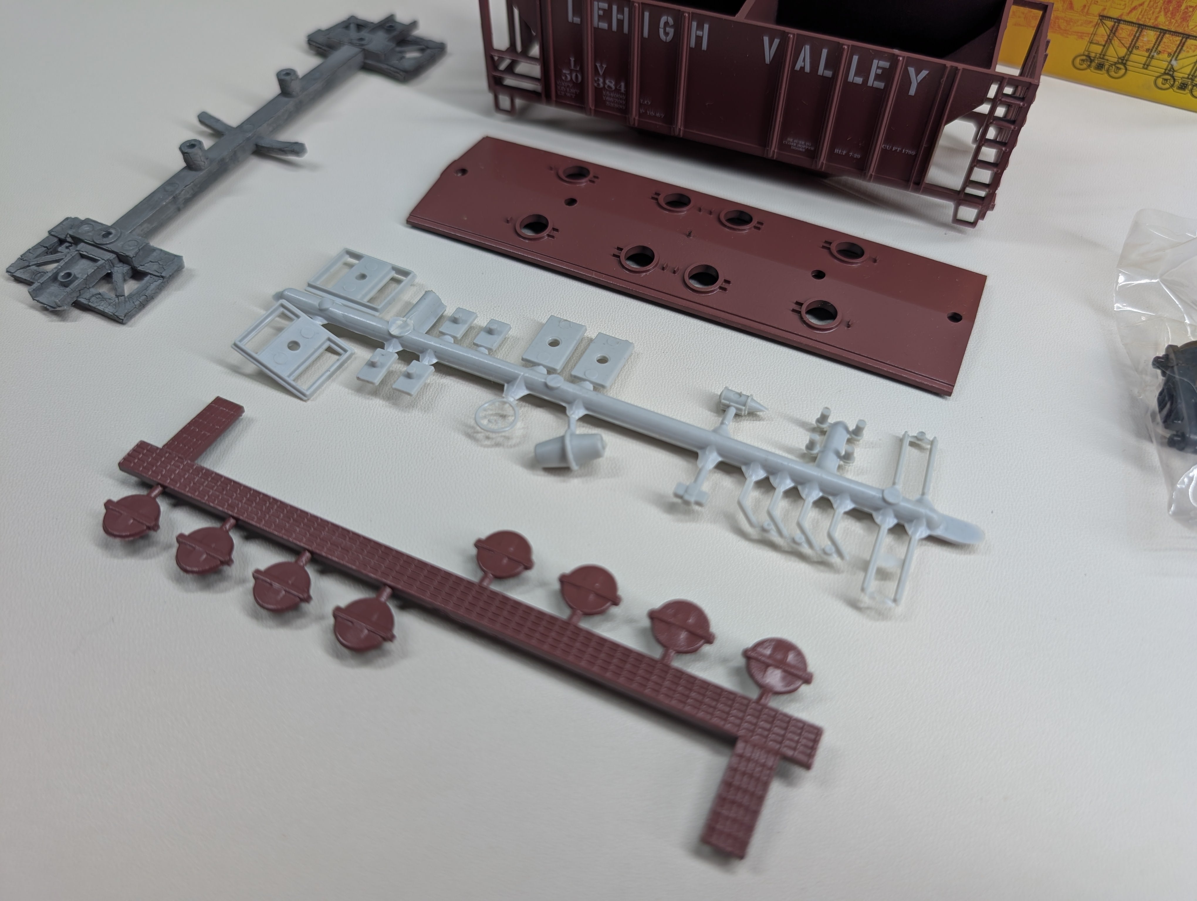 USED Roundhouse #02071 HO Scale 2 Bay Covered Hopper Lehigh Valley LV #50384 KIT