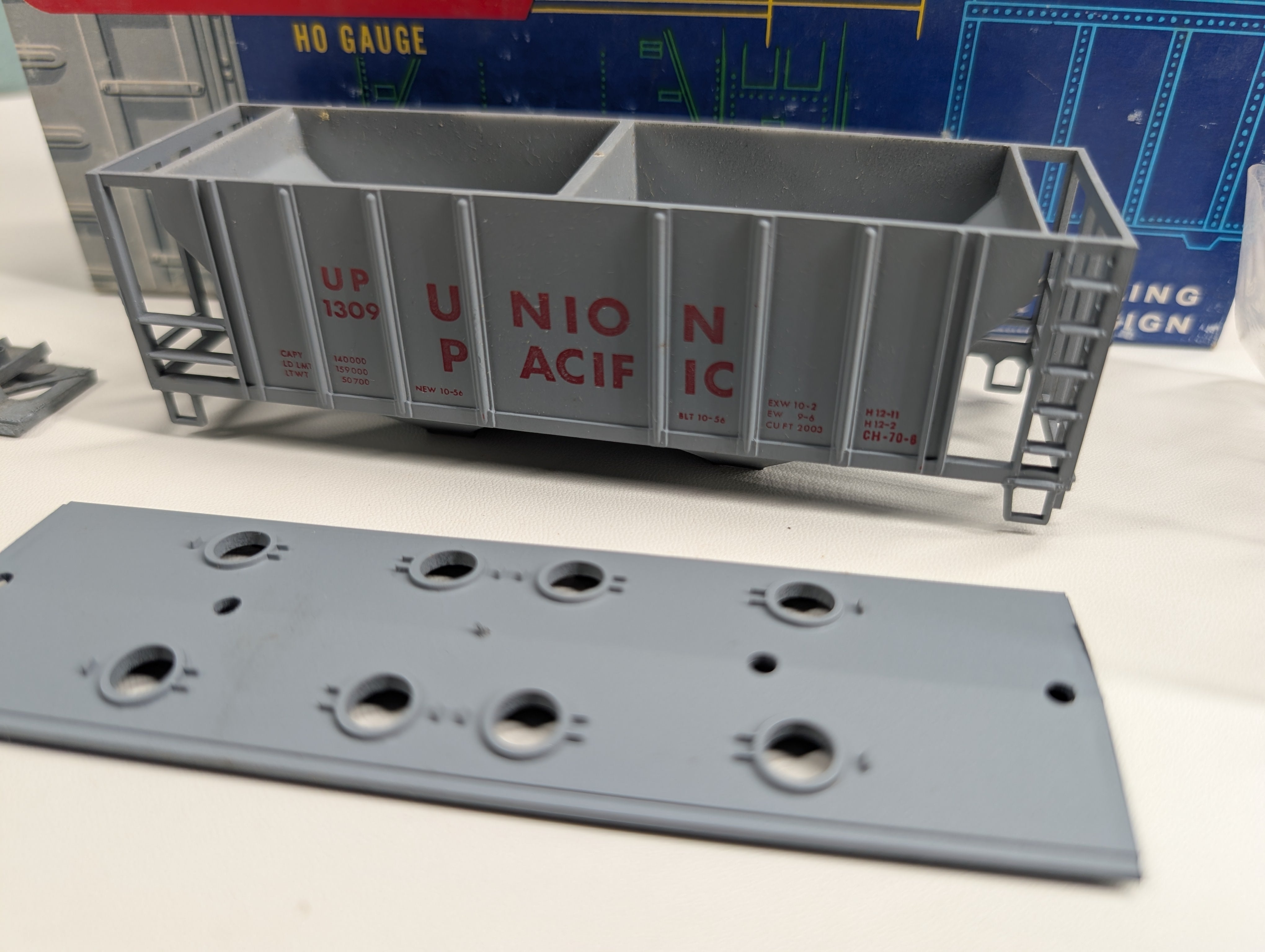 USED Roundhouse 1432 HO Scale 2 Bay Covered Hopper Union Pacific UP #1309 KIT
