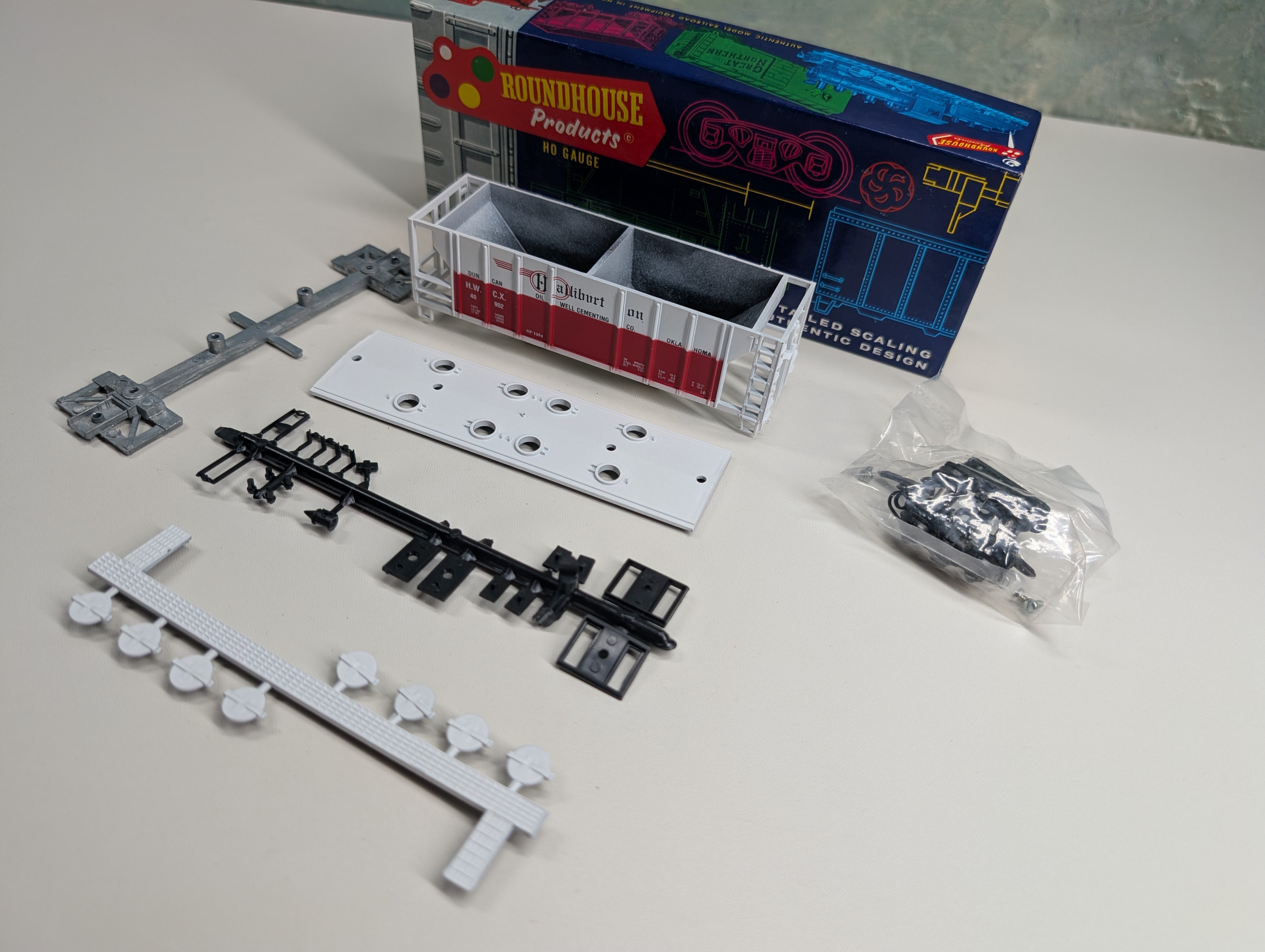 USED Roundhouse 1437 HO Scale 2 Bay Covered Hopper Haliburton HWCX #40902 KIT