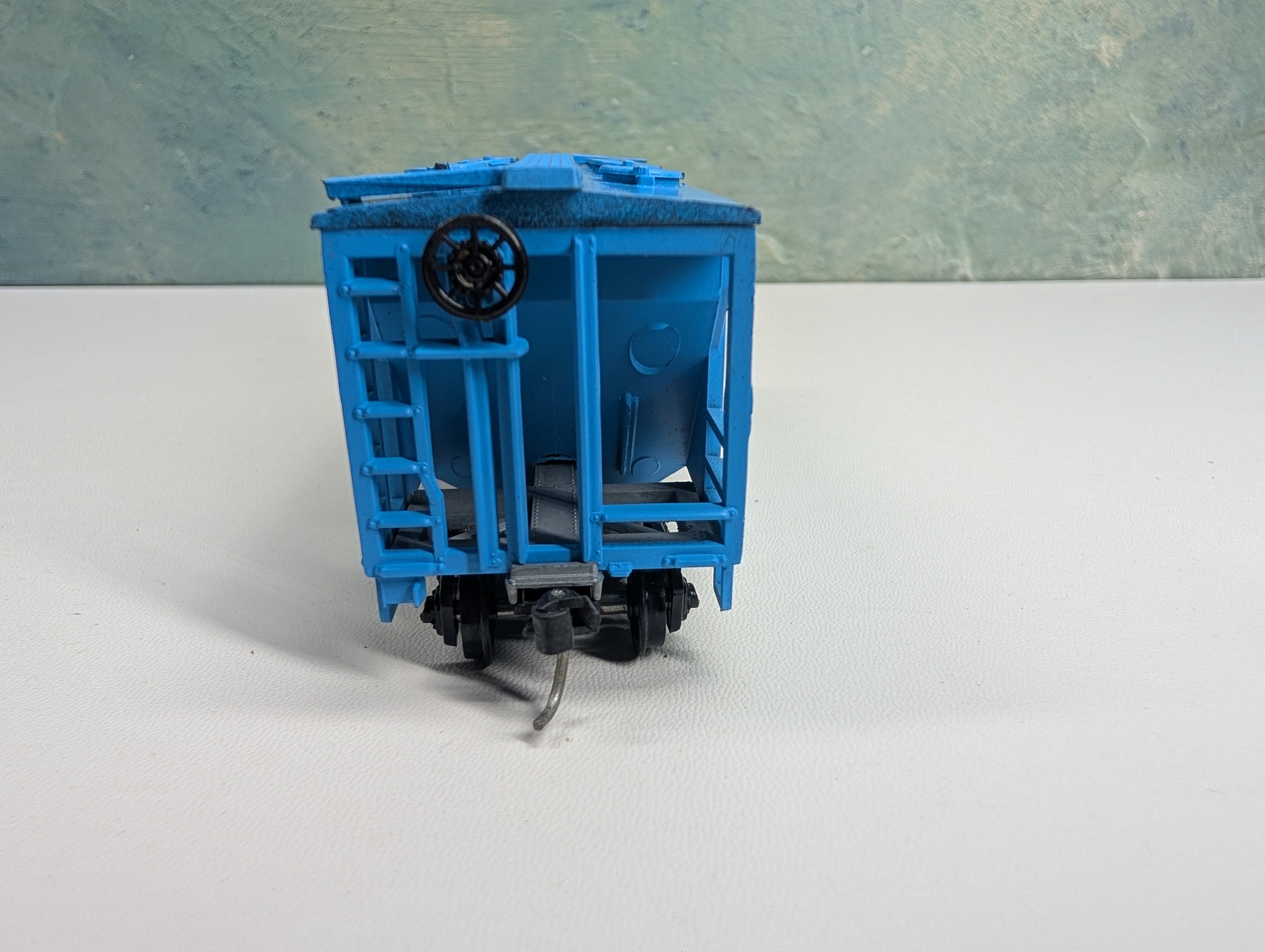 USED Roundhouse 1444 HO Scale 2 Bay Covered Hopper Rock Island #395
