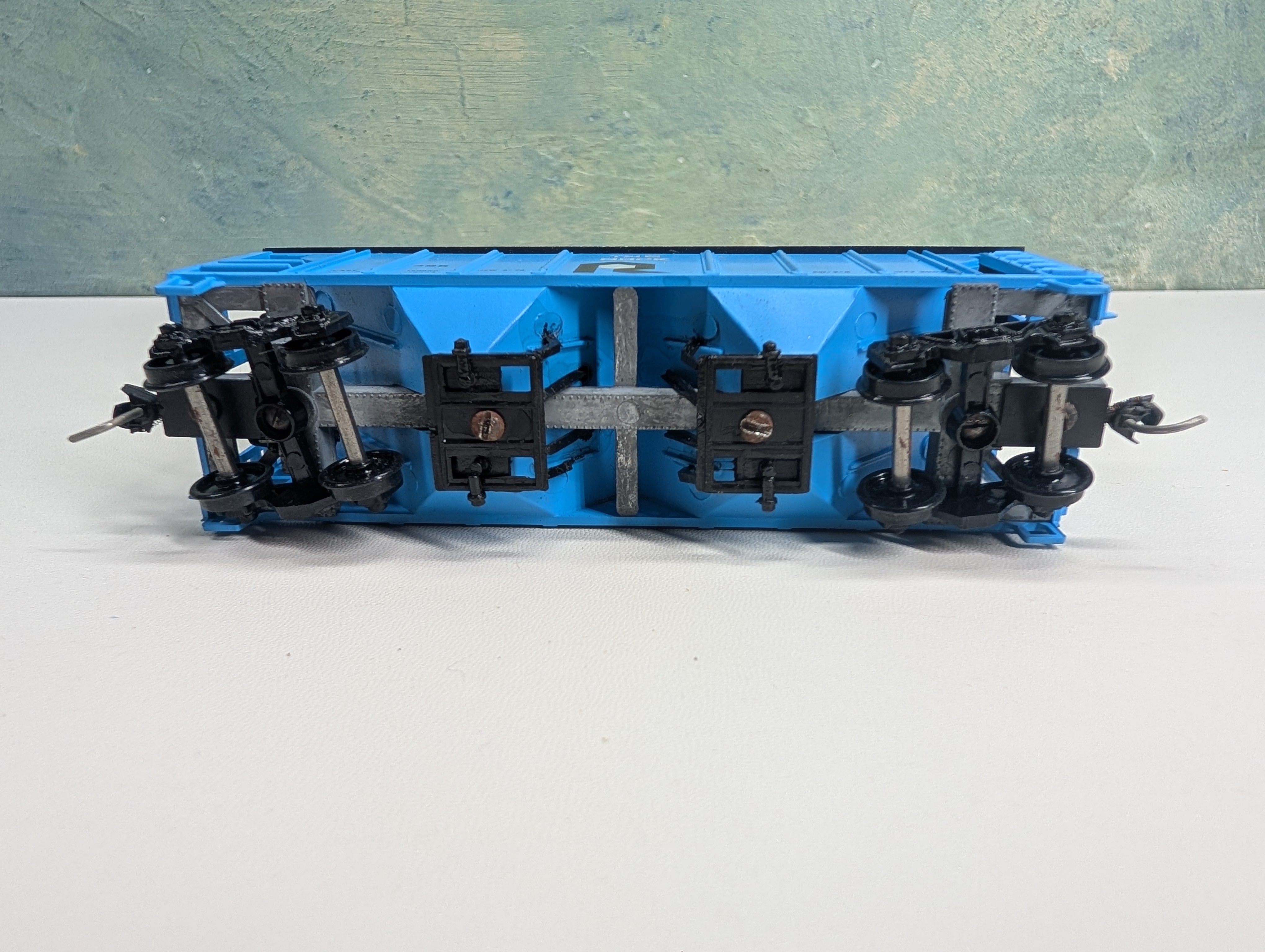 USED Roundhouse 1444 HO Scale 2 Bay Covered Hopper Rock Island #395