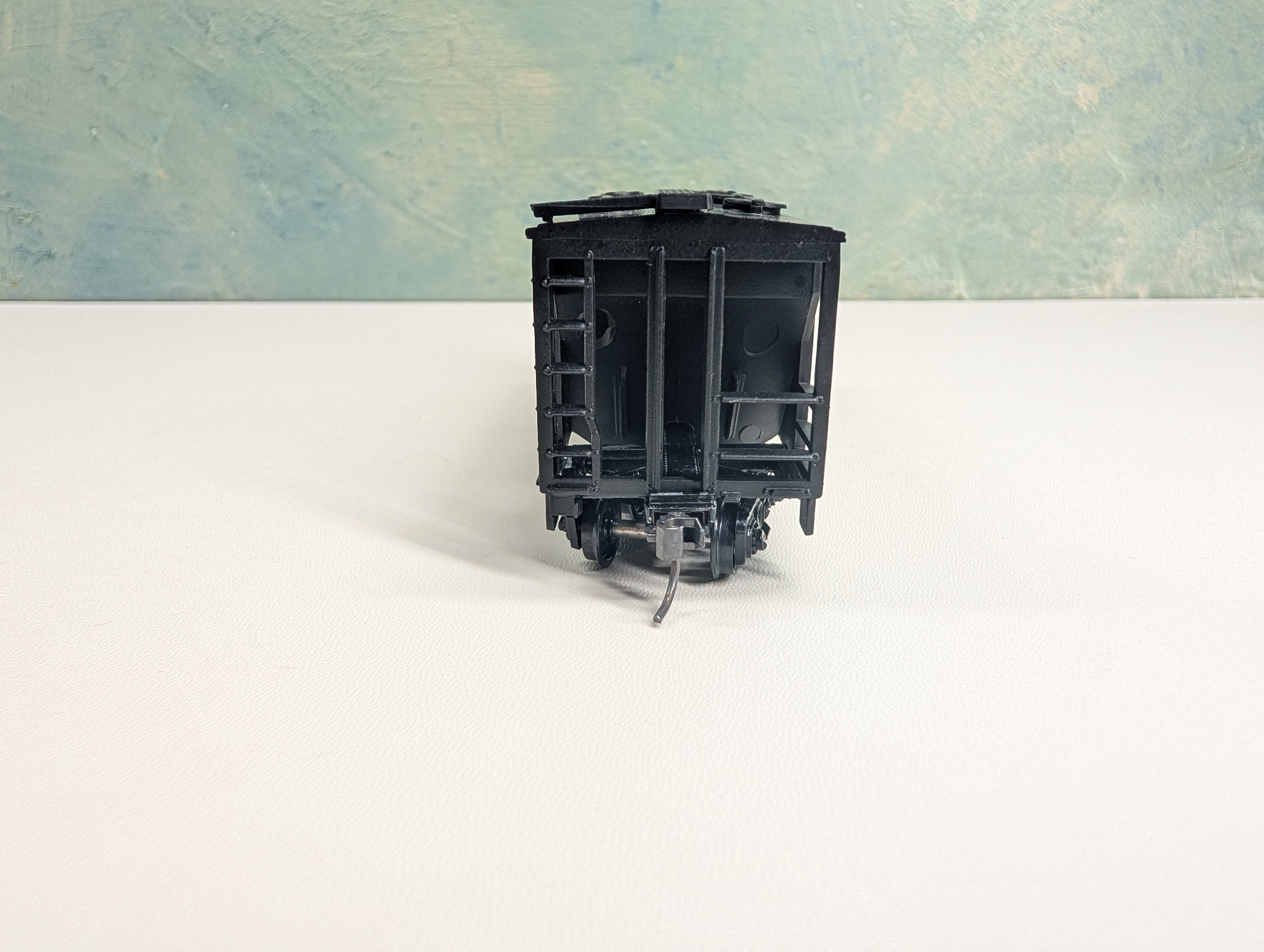 USED Roundhouse 1103765 HO Scale 2 Bay Covered Hopper Clinchfield CRR #60046 Bev-Bel
