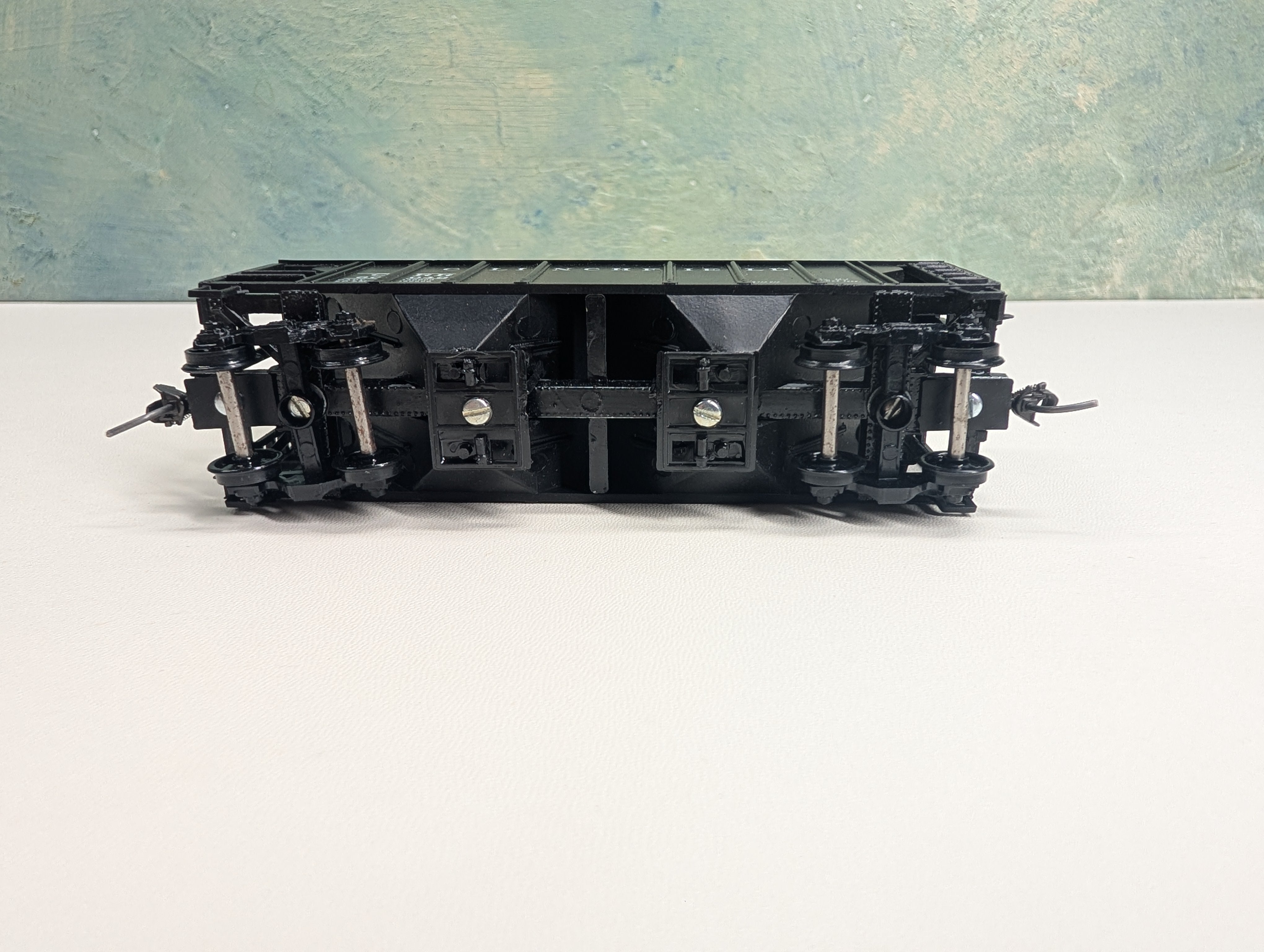 USED Roundhouse 1103765 HO Scale 2 Bay Covered Hopper Clinchfield CRR #60046 Bev-Bel