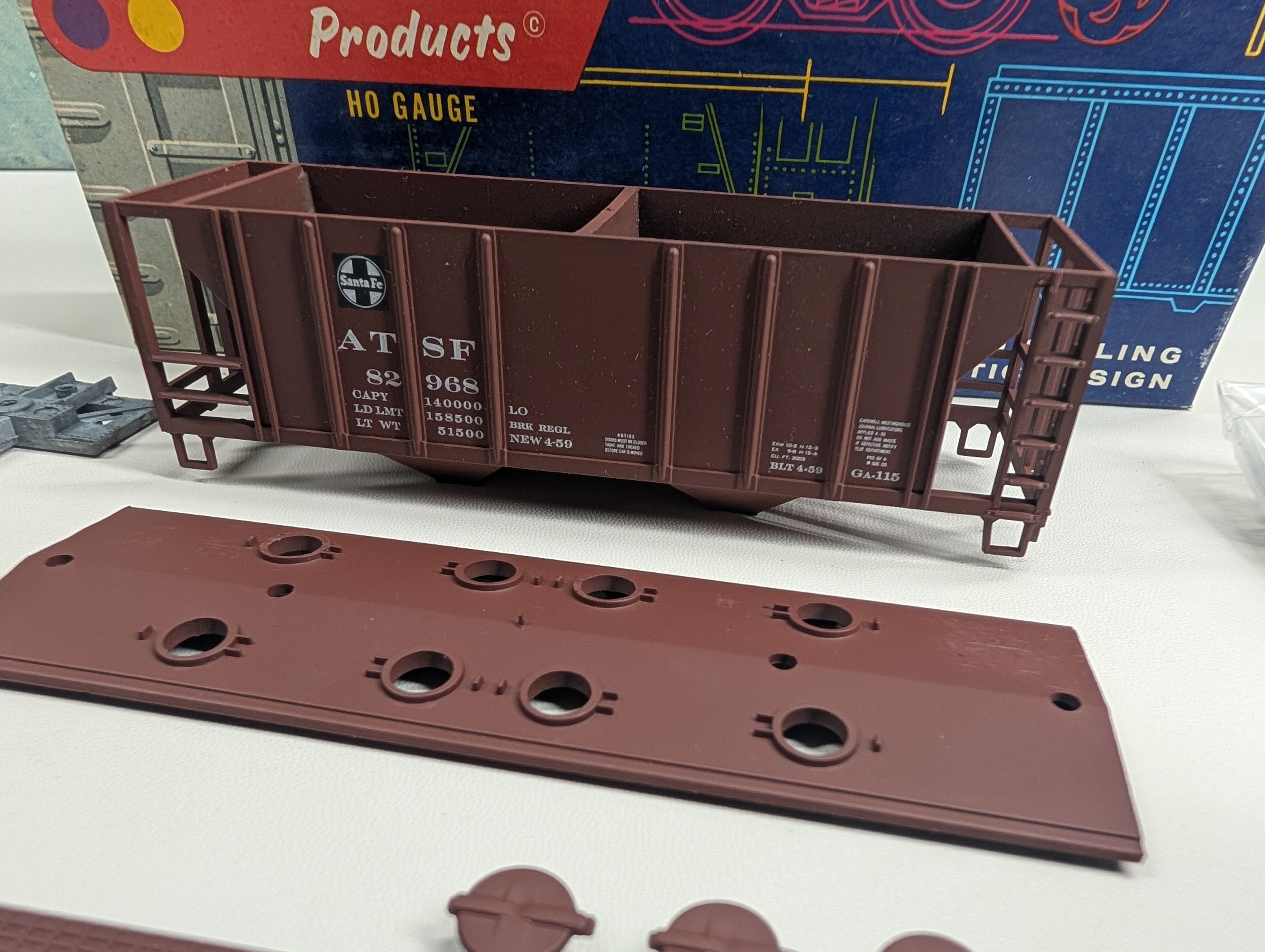 USED Roundhouse 1464 HO Scale 2 Bay Covered Hopper Santa Fe ATSF #82968 KIT